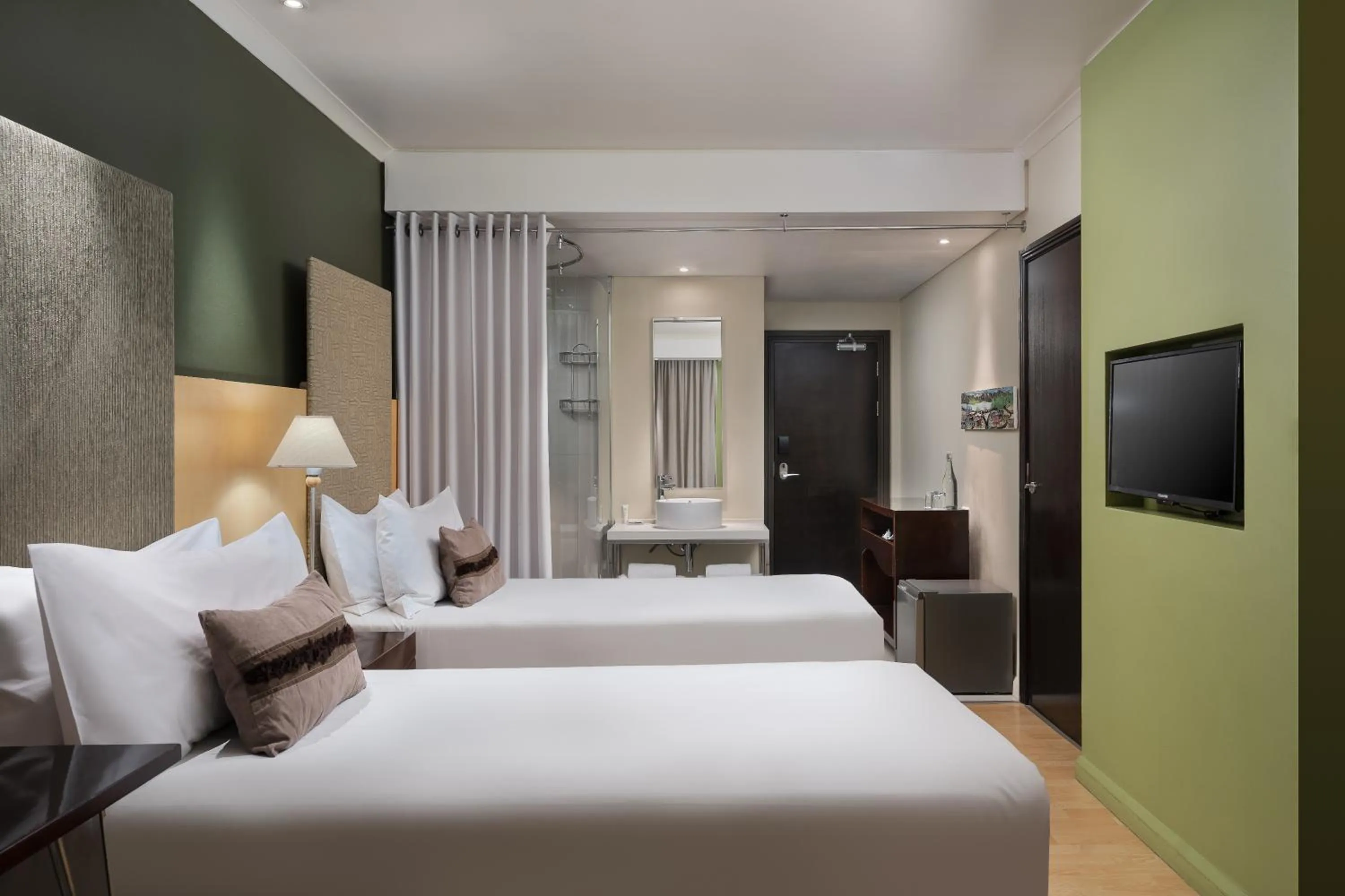 Shower, Bed in Protea Hotel by Marriott Bloemfontein Willow Lake