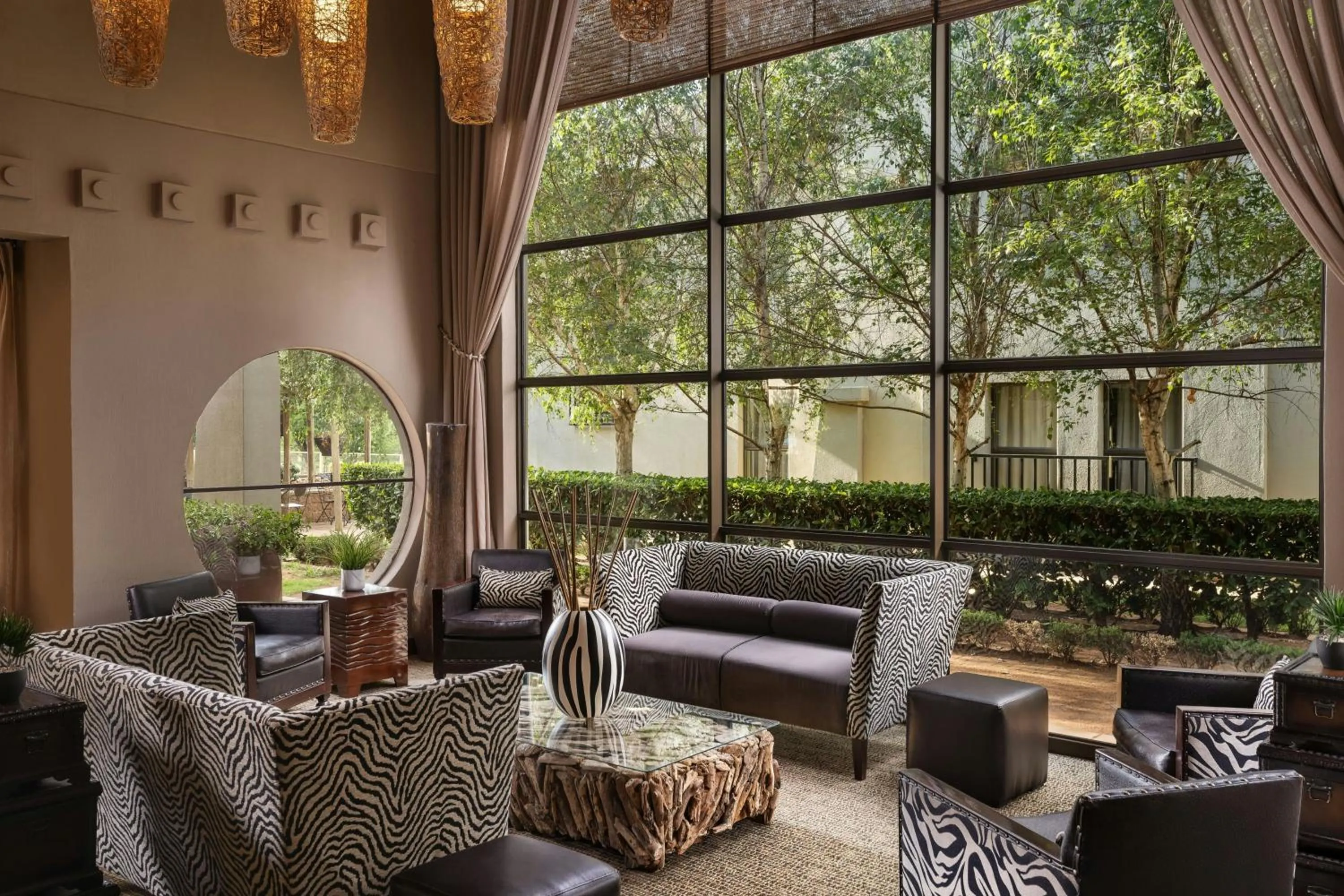 Lounge or bar in Protea Hotel by Marriott Bloemfontein Willow Lake