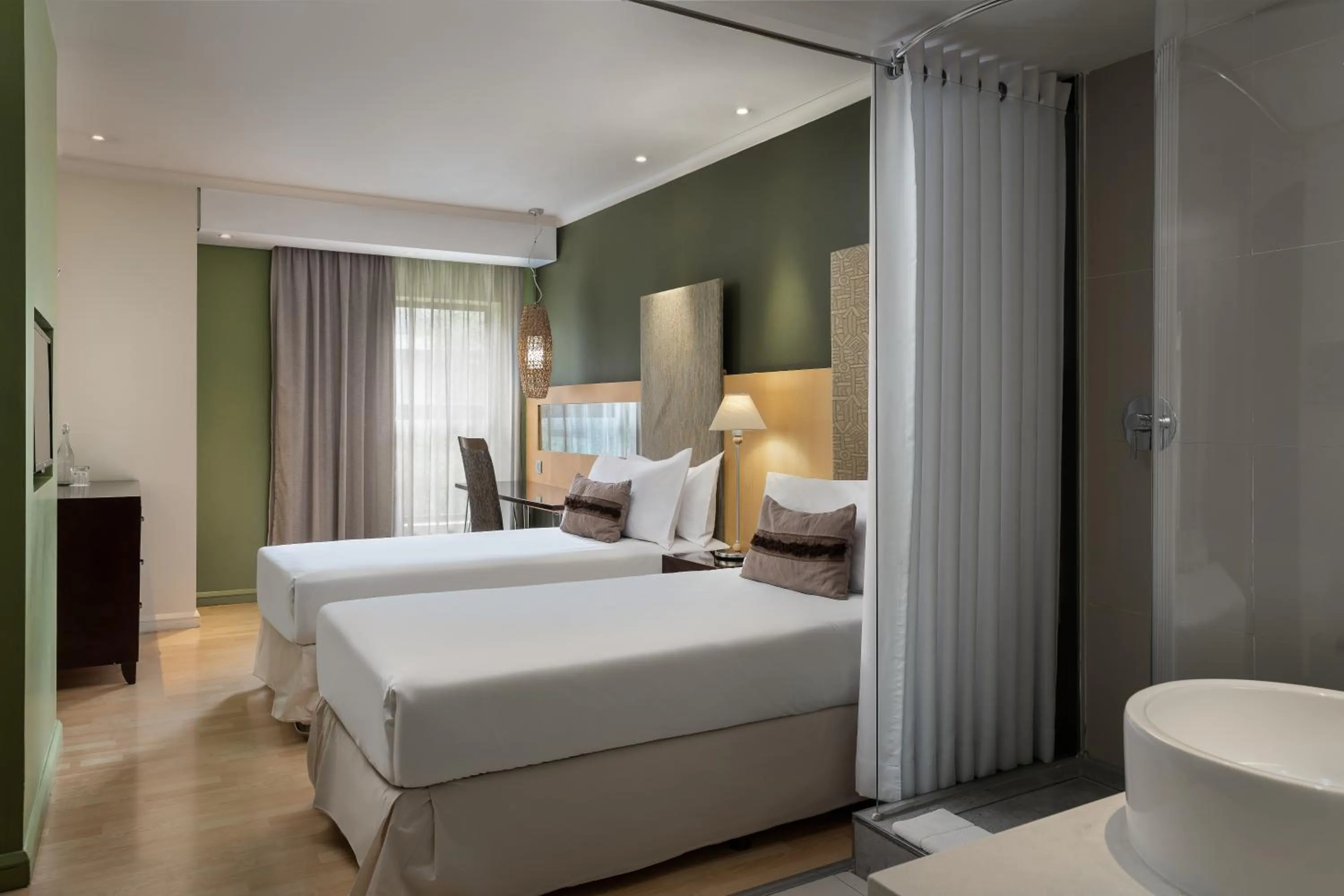 Shower, Bed in Protea Hotel by Marriott Bloemfontein Willow Lake