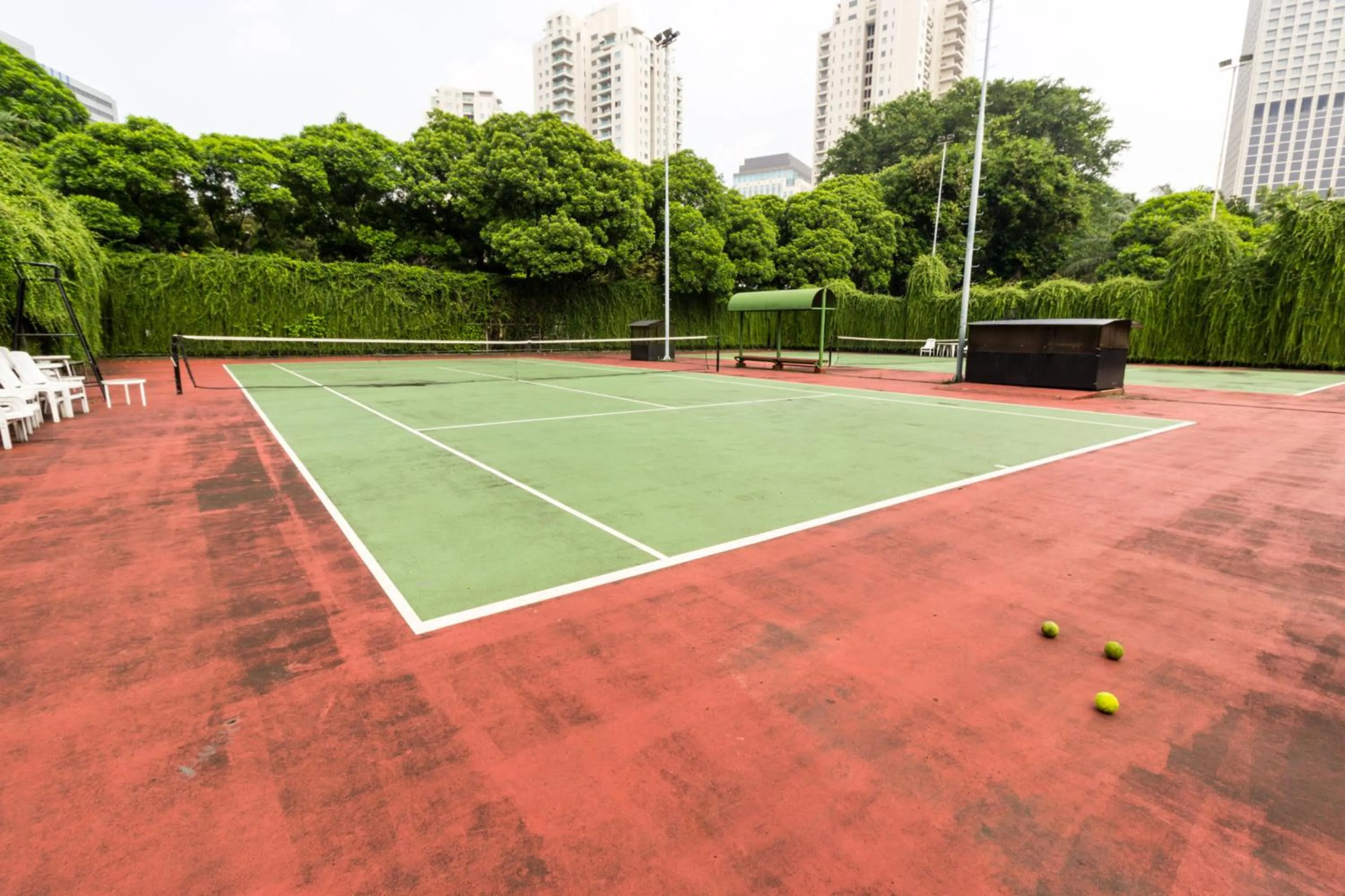 Tennis court in Century Park Hotel