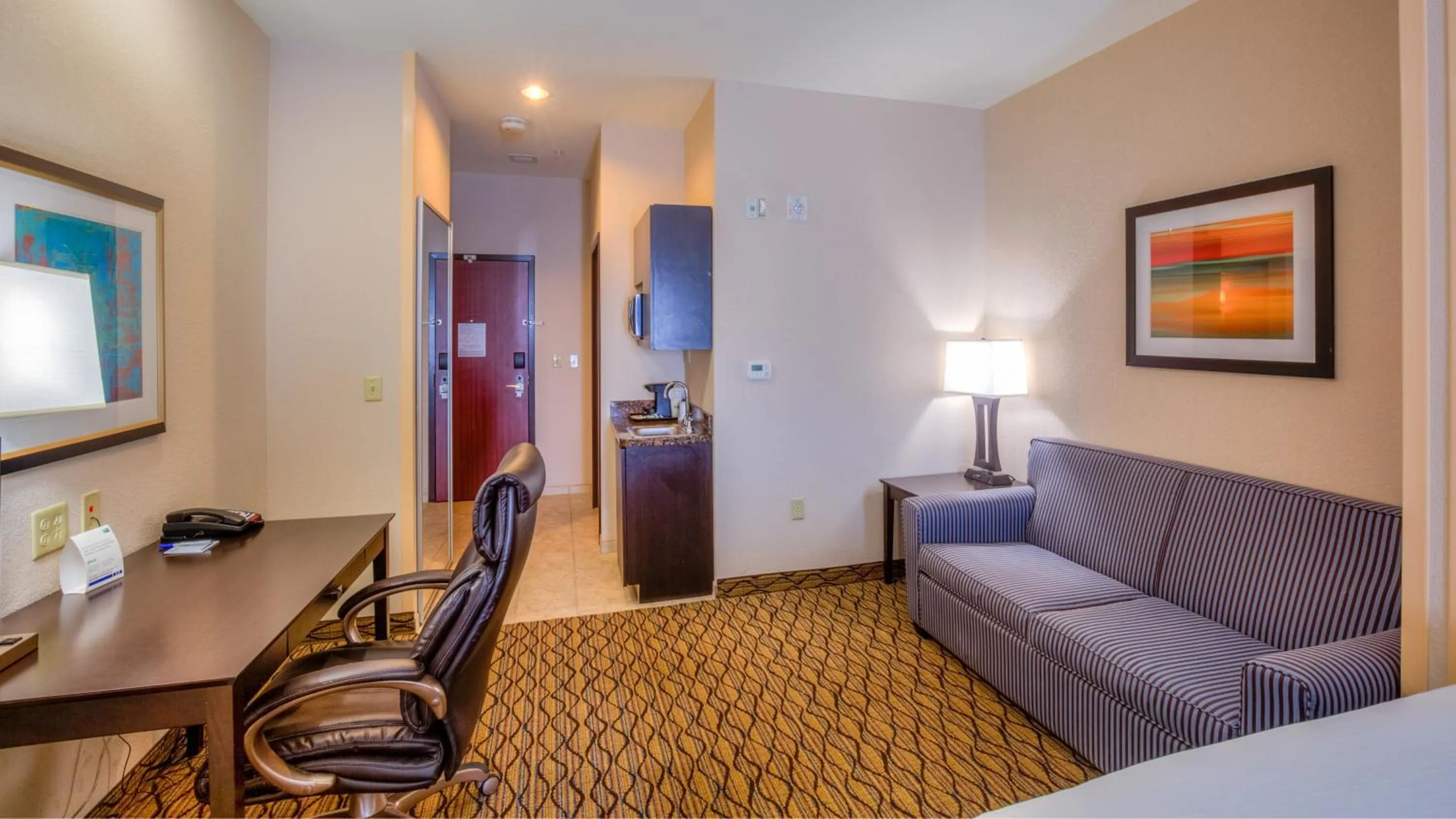 Photo of the whole room, Bed in Holiday Inn Express Hotel and Suites Elk City by IHG
