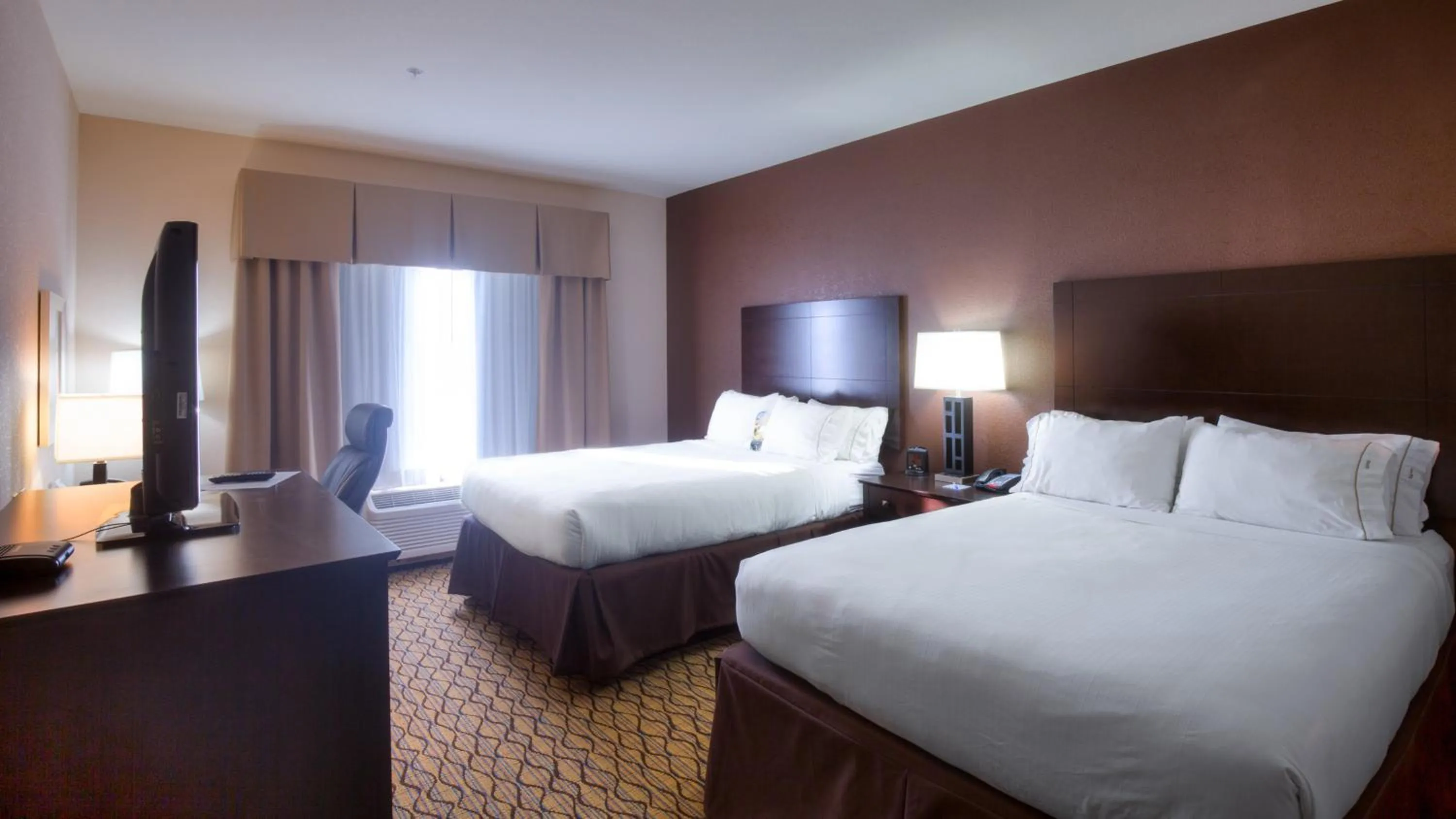 Photo of the whole room, Bed in Holiday Inn Express Hotel and Suites Elk City by IHG