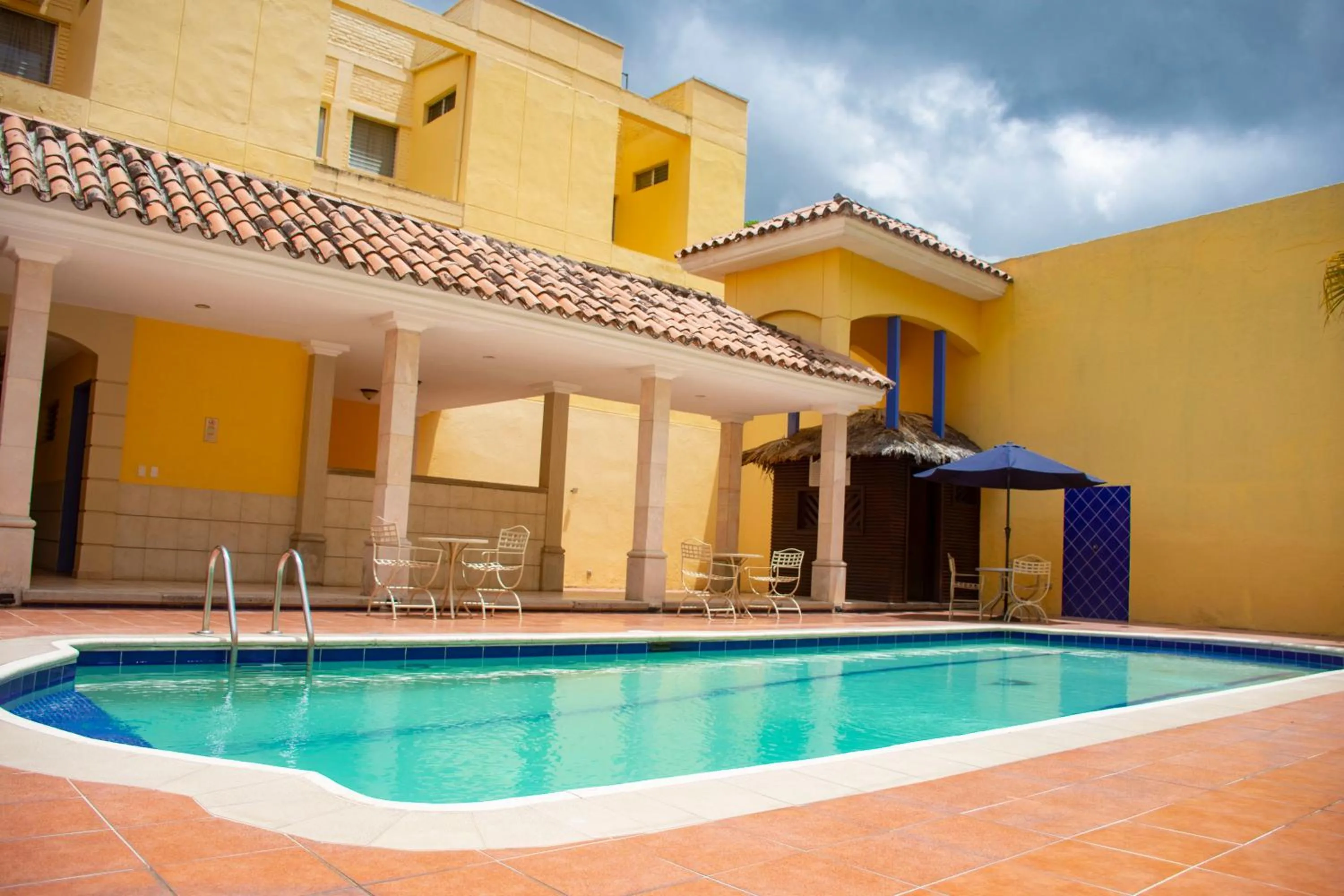 Swimming pool in Hotel Mac Arthur