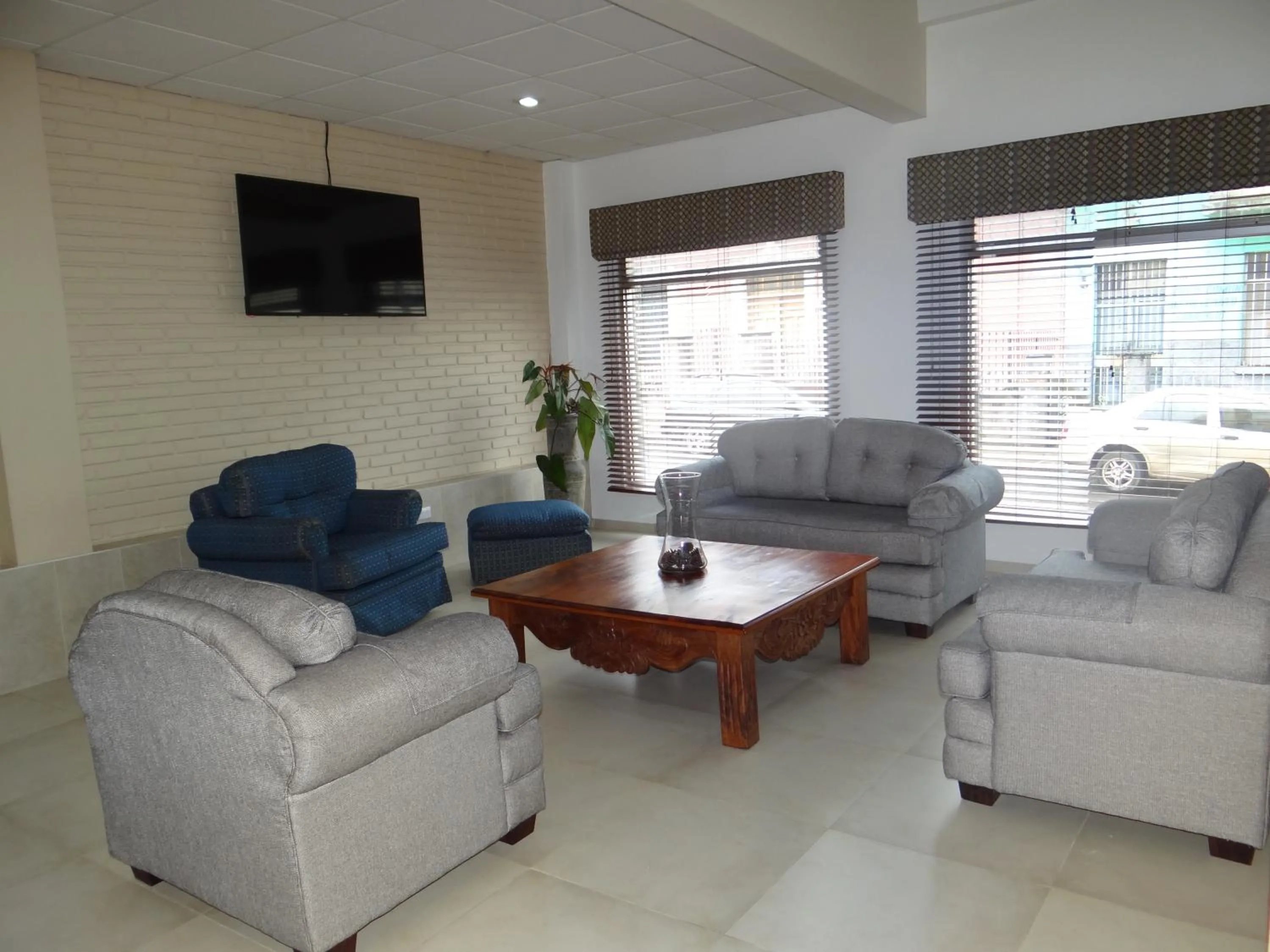 Communal lounge/ TV room in Hotel Mac Arthur