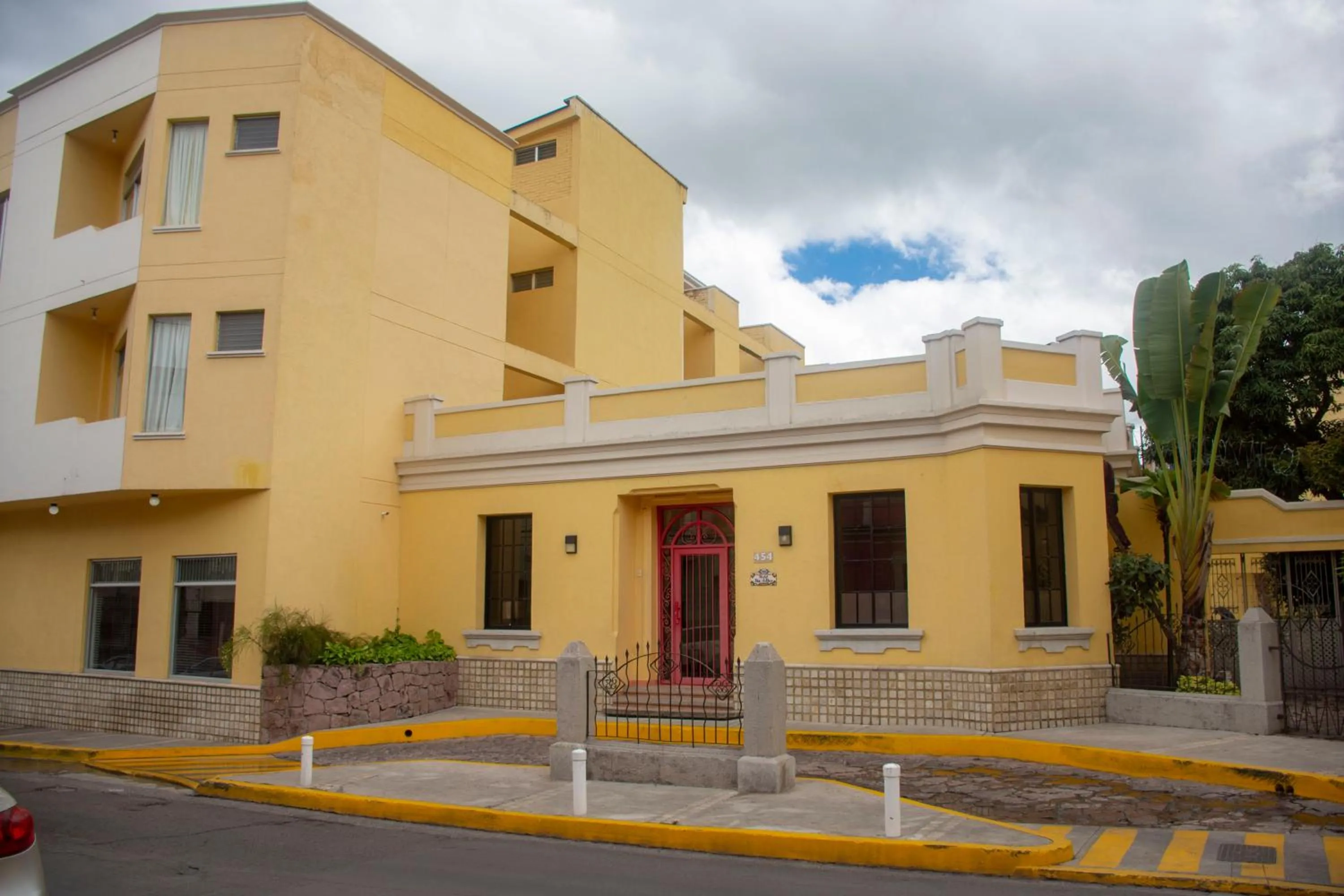 Property building in Hotel Mac Arthur