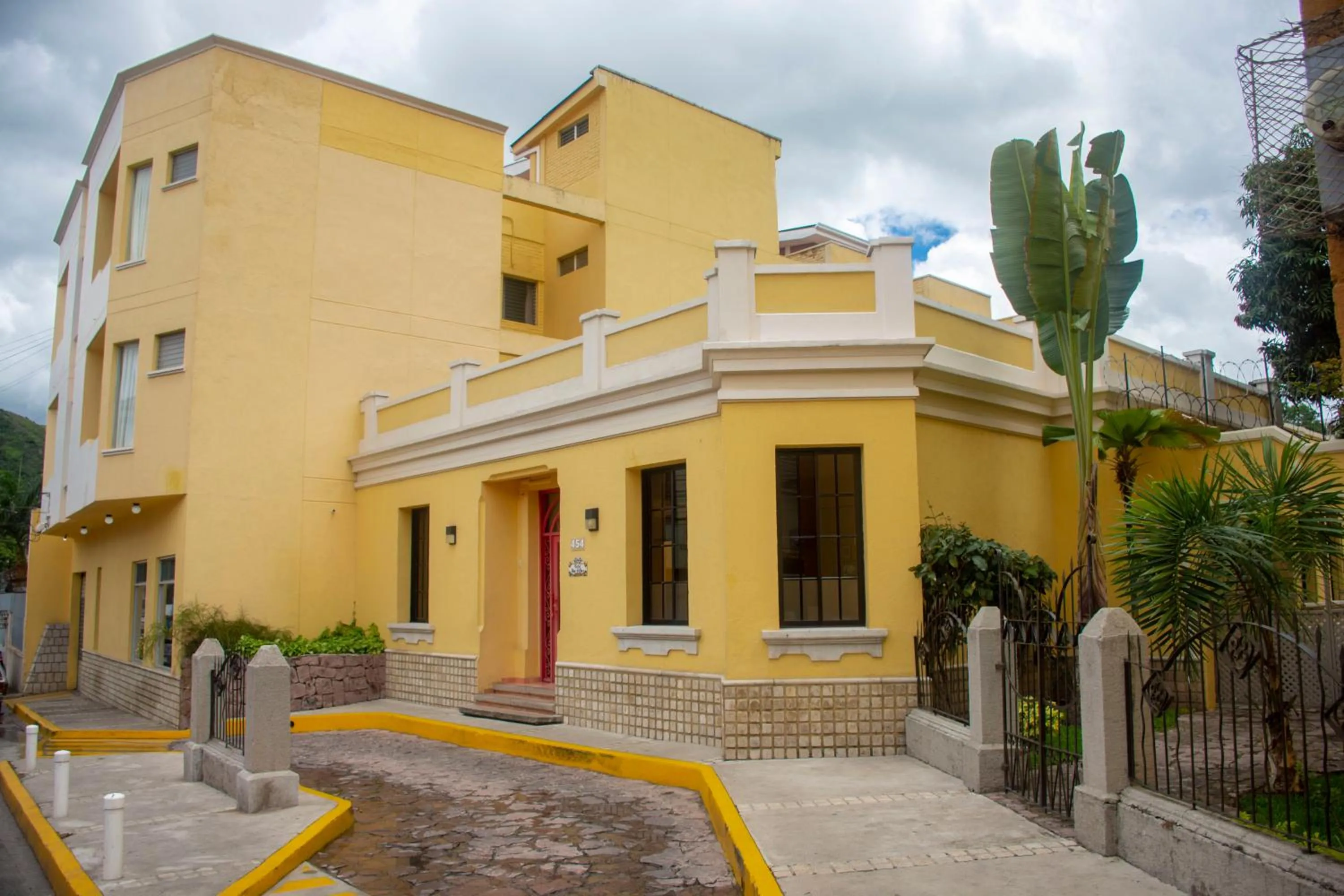 Property building in Hotel Mac Arthur