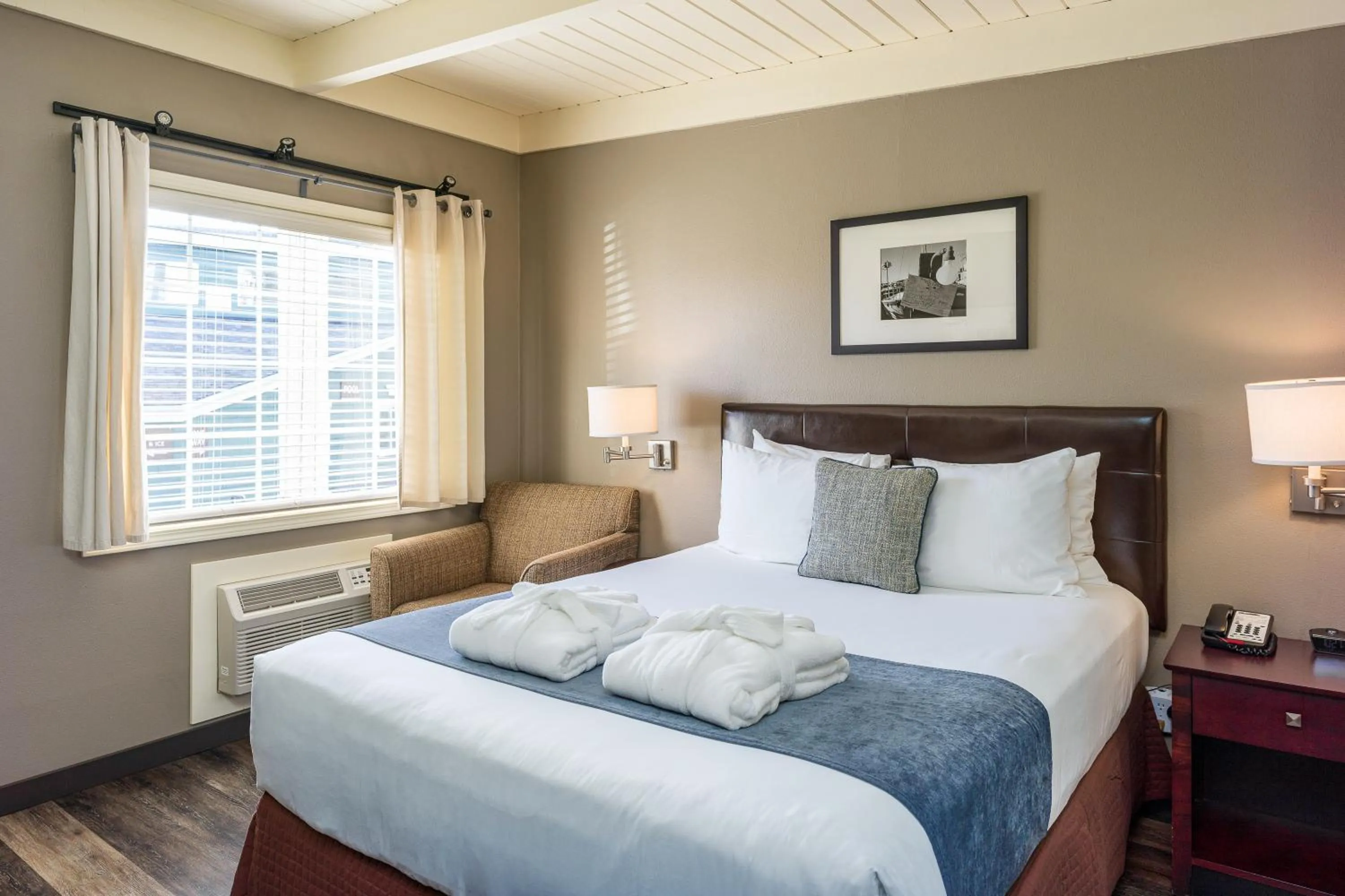 Bed in Earthbox Inn & Spa