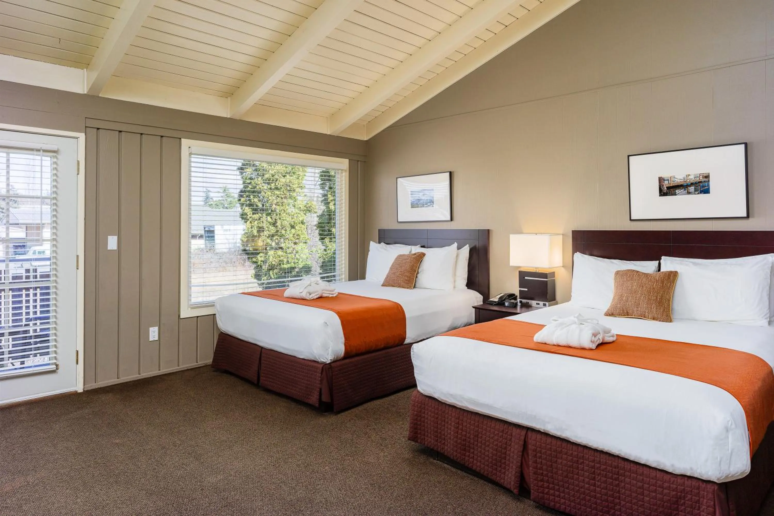 Bed in Earthbox Inn & Spa