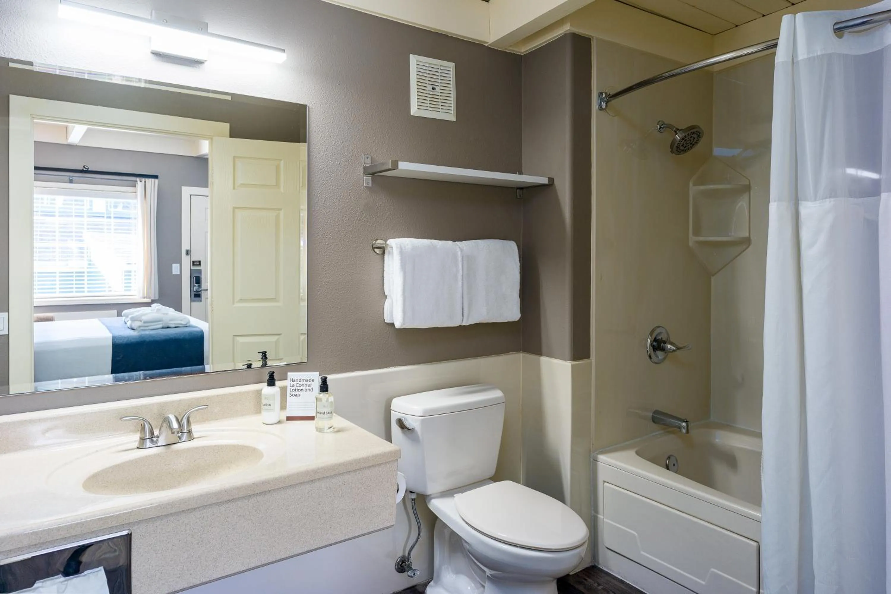 Shower in Earthbox Inn & Spa