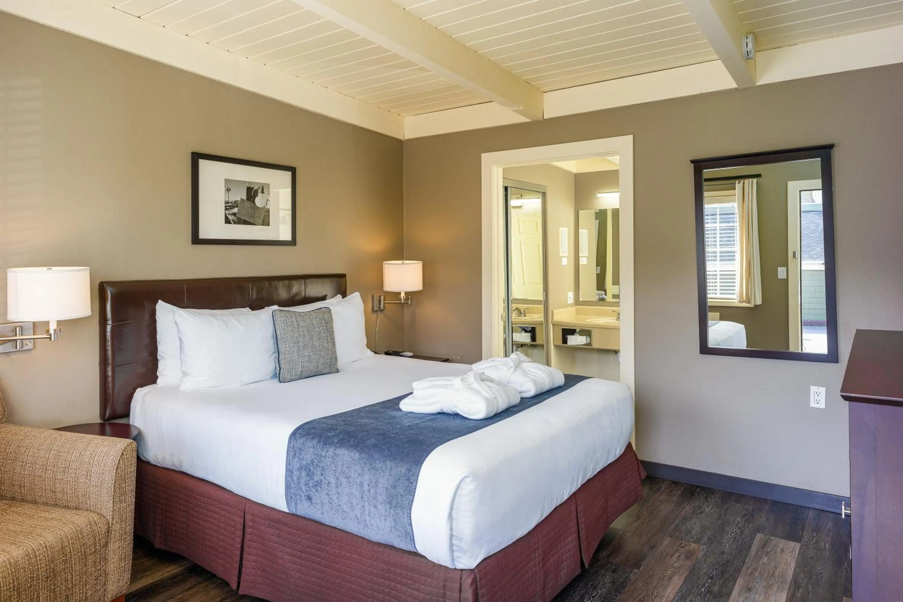 Bed in Earthbox Inn & Spa