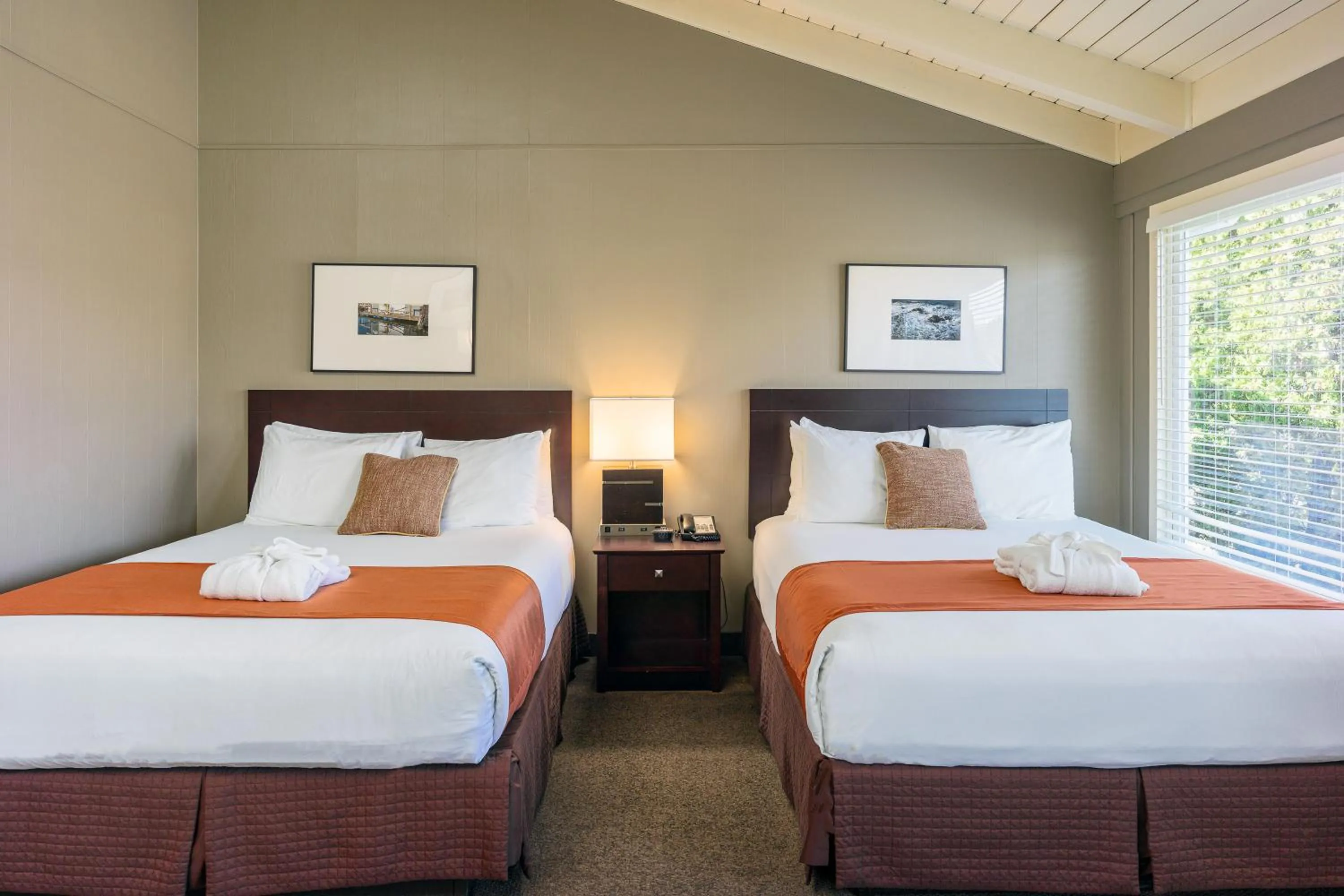 Bed in Earthbox Inn & Spa