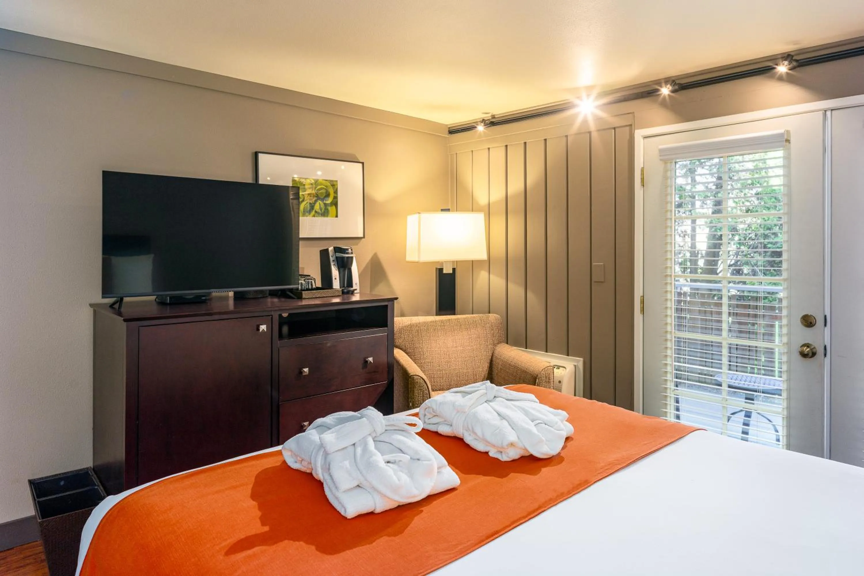 Bed in Earthbox Inn & Spa