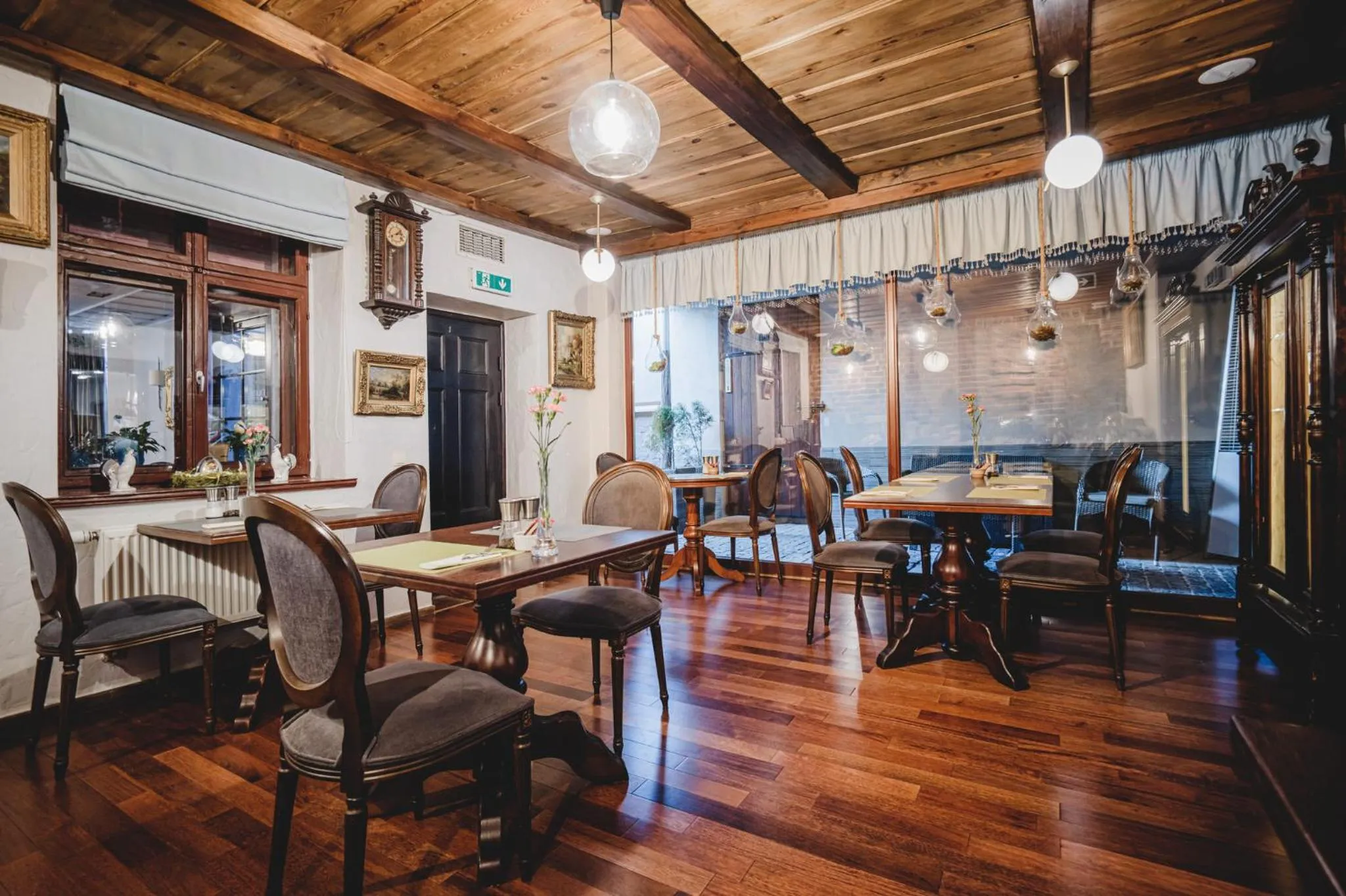 Restaurant/places to eat in Hotel Solaris