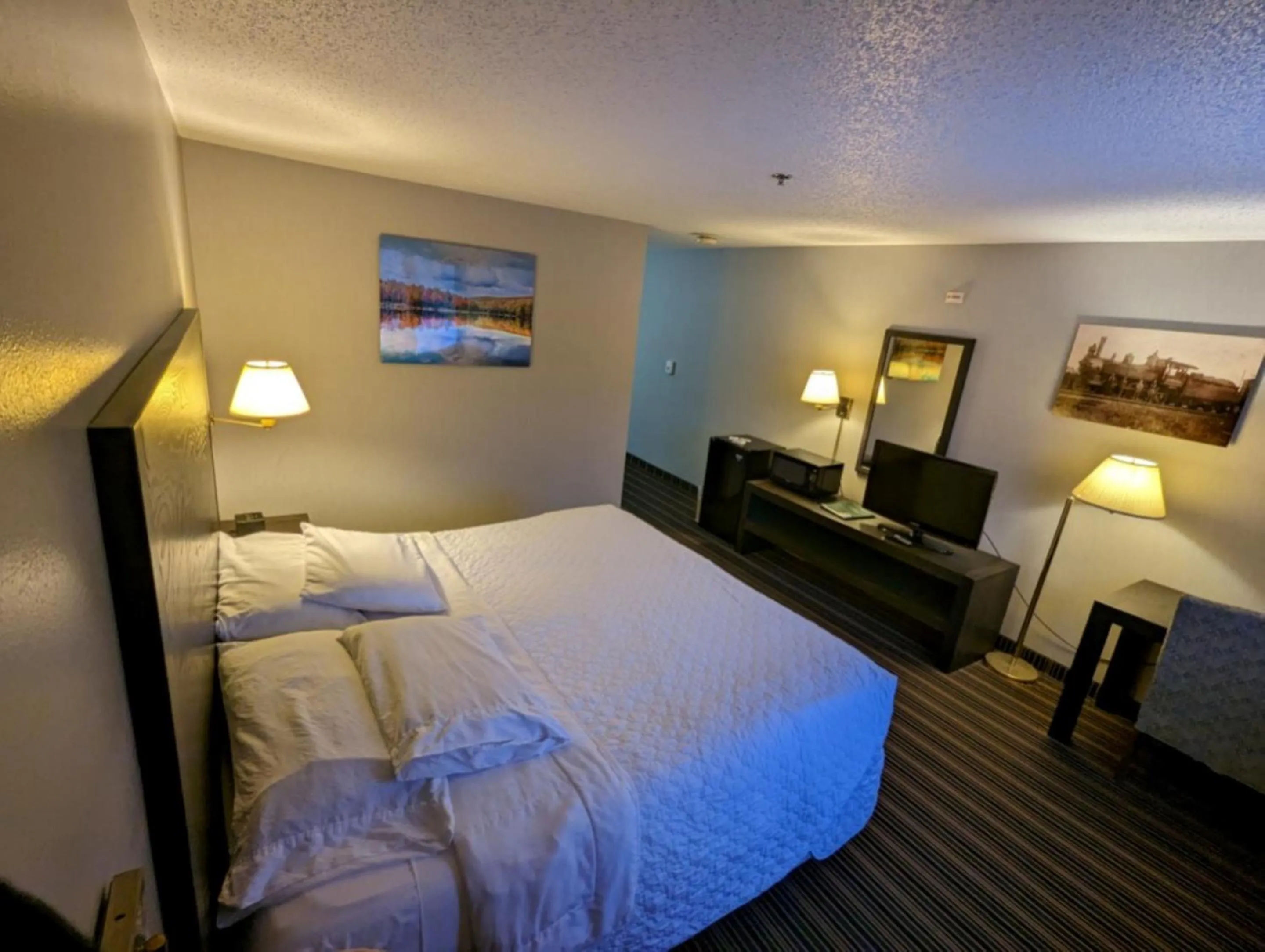 Bed in Woodfield Inn and Suites