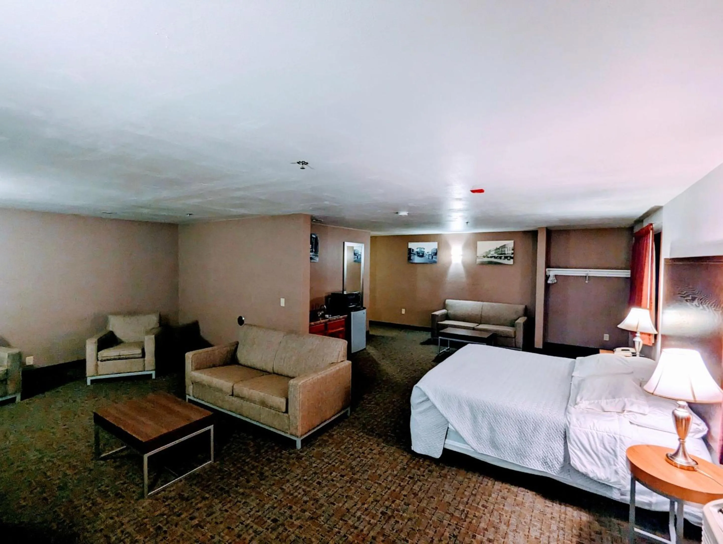 Photo of the whole room, Bed in Woodfield Inn and Suites