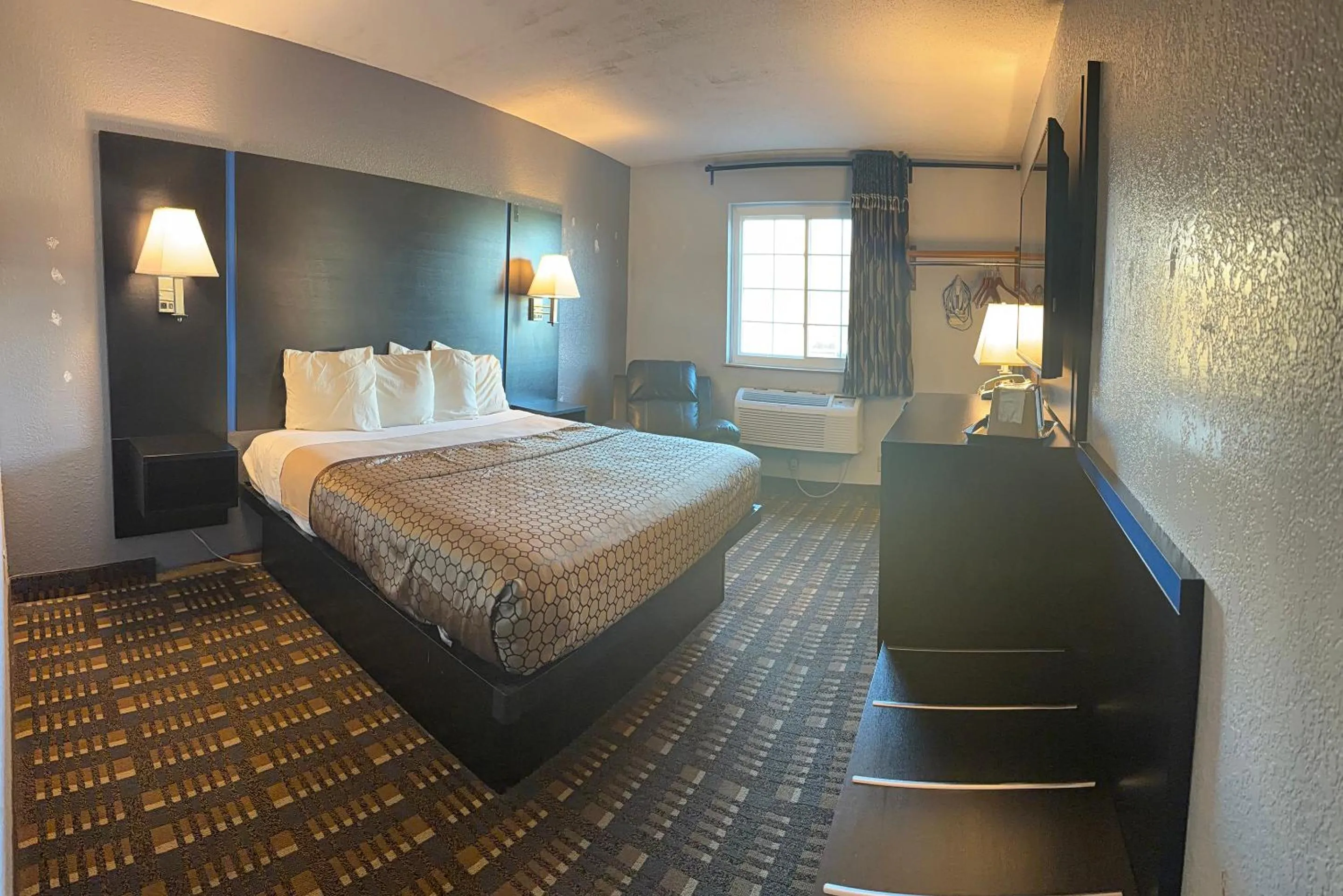 Photo of the whole room, Bed in Coratel Inn and Suites by Jasper Stillwater