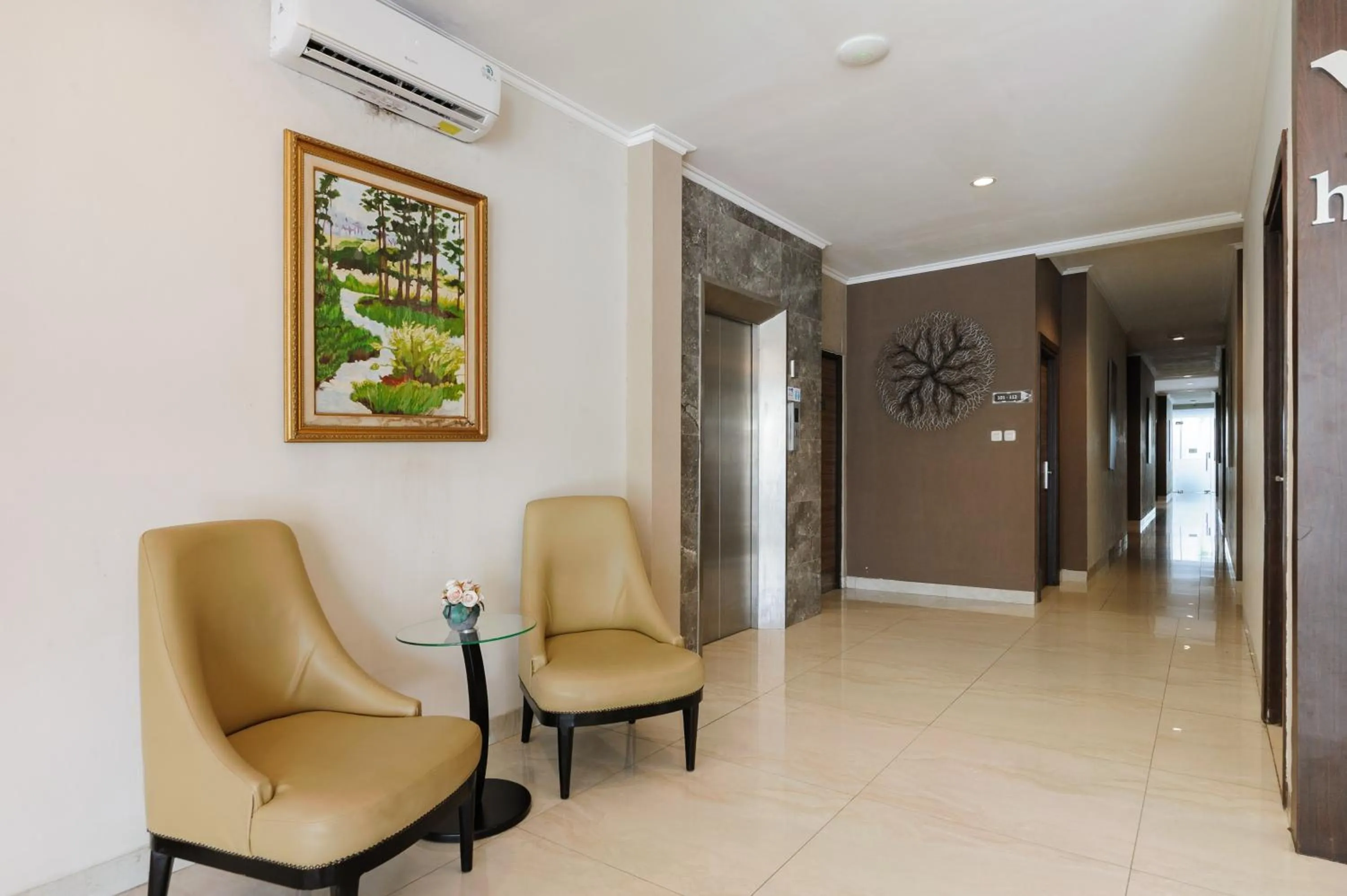 Seating area in Sans Vibes Firdaus Mansion Kemang