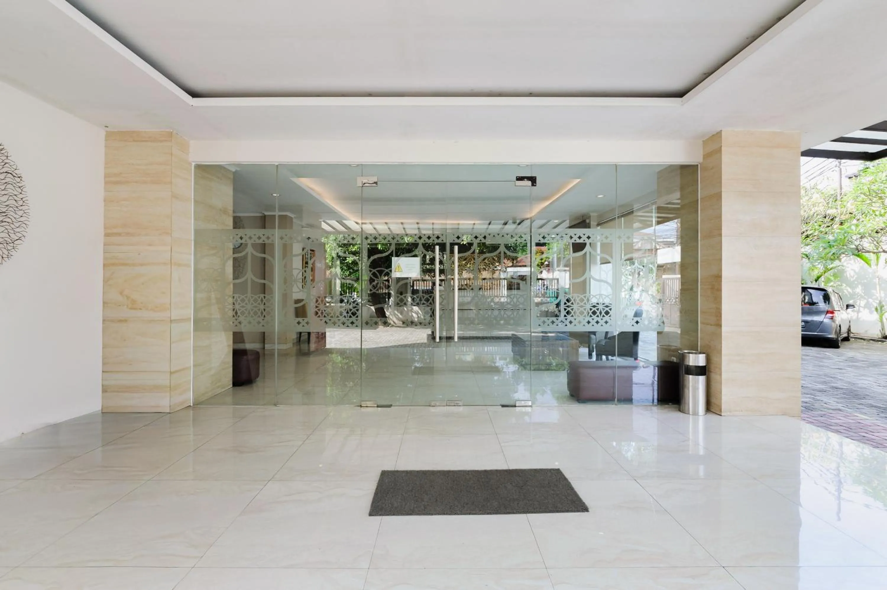 Facade/entrance in Sans Vibes Firdaus Mansion Kemang