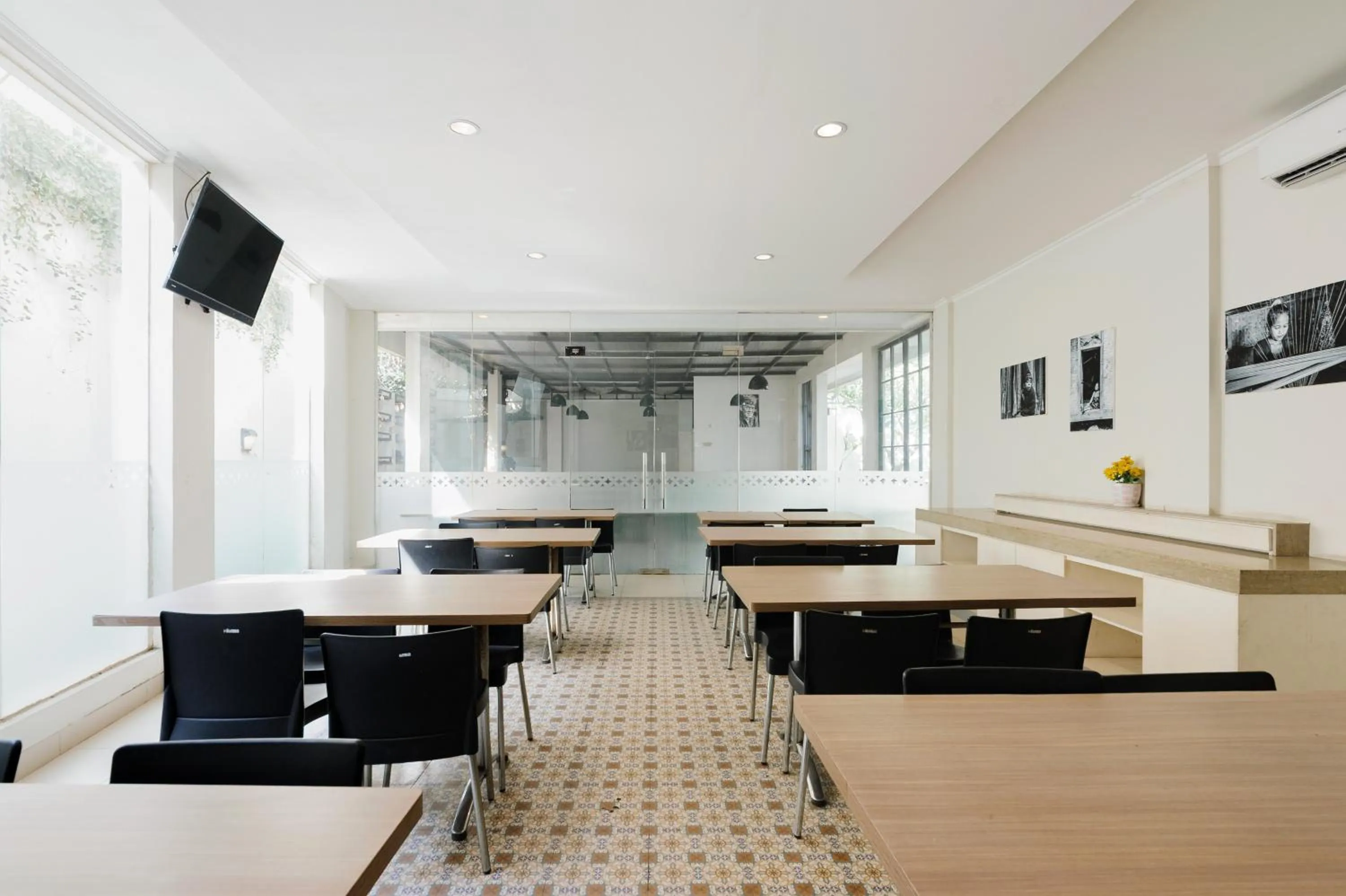 Seating area in Sans Vibes Firdaus Mansion Kemang