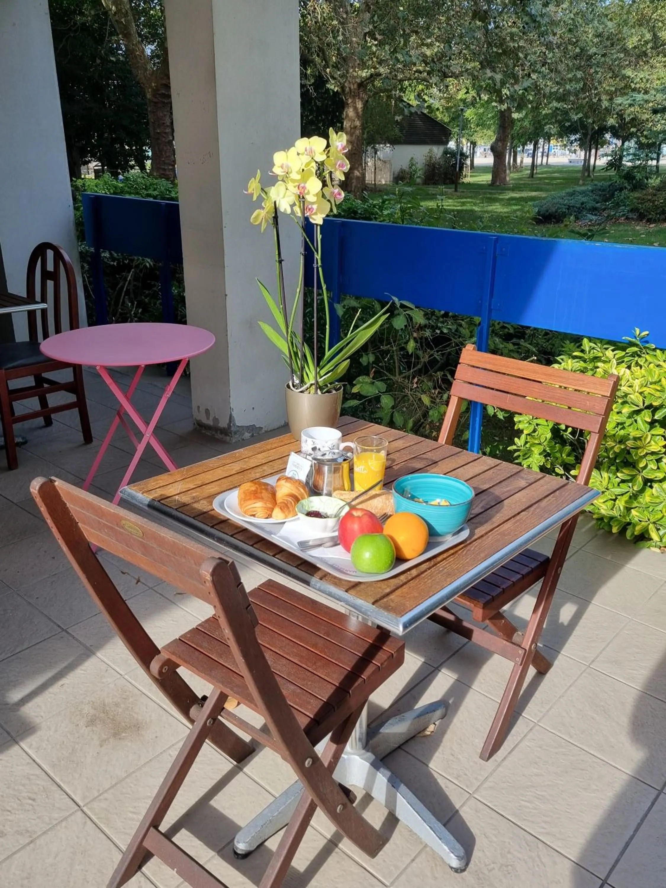 Patio in Hôtel Les Gens de Mer La Rochelle