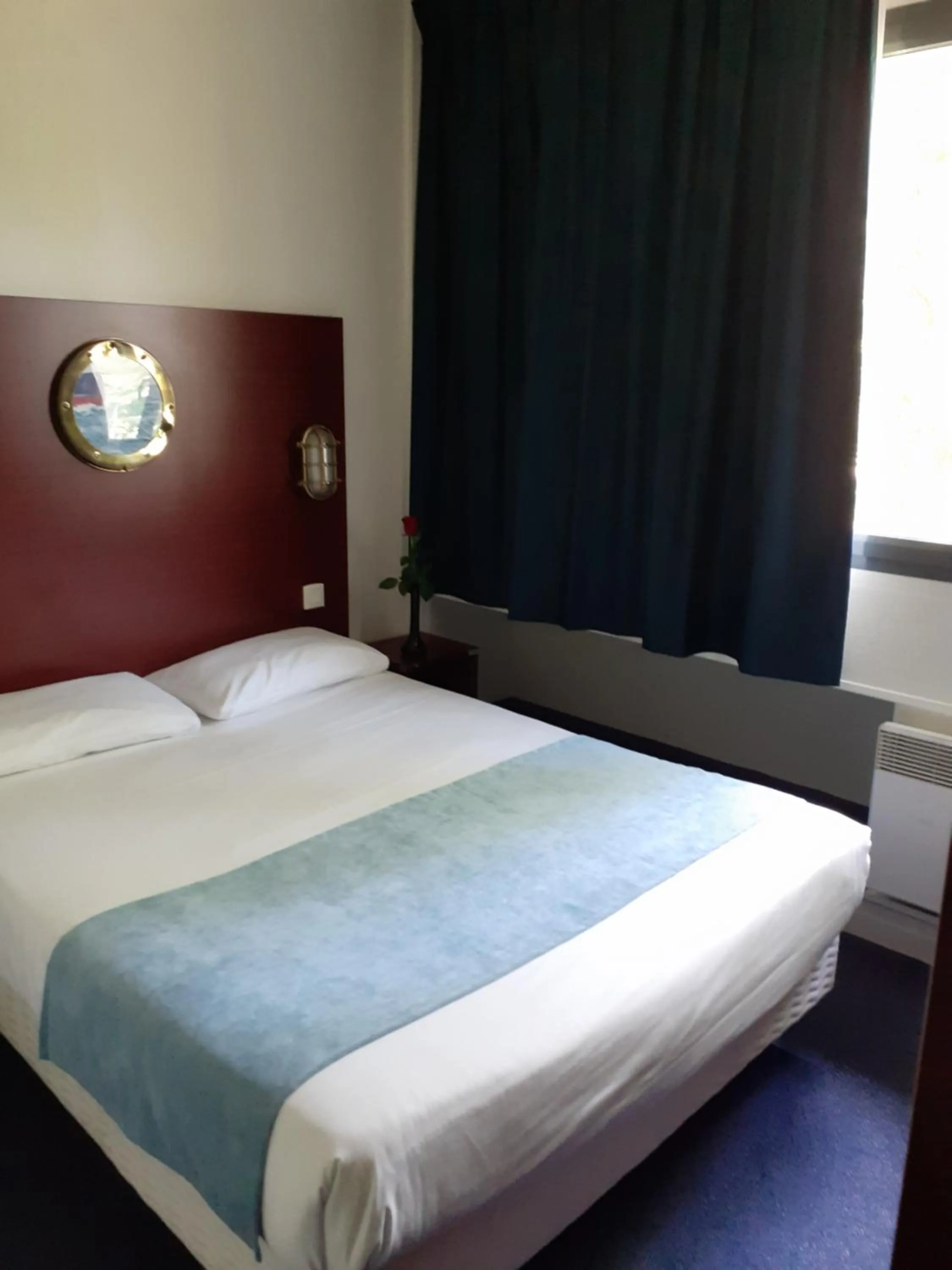 Bed in Hôtel Les Gens de Mer La Rochelle