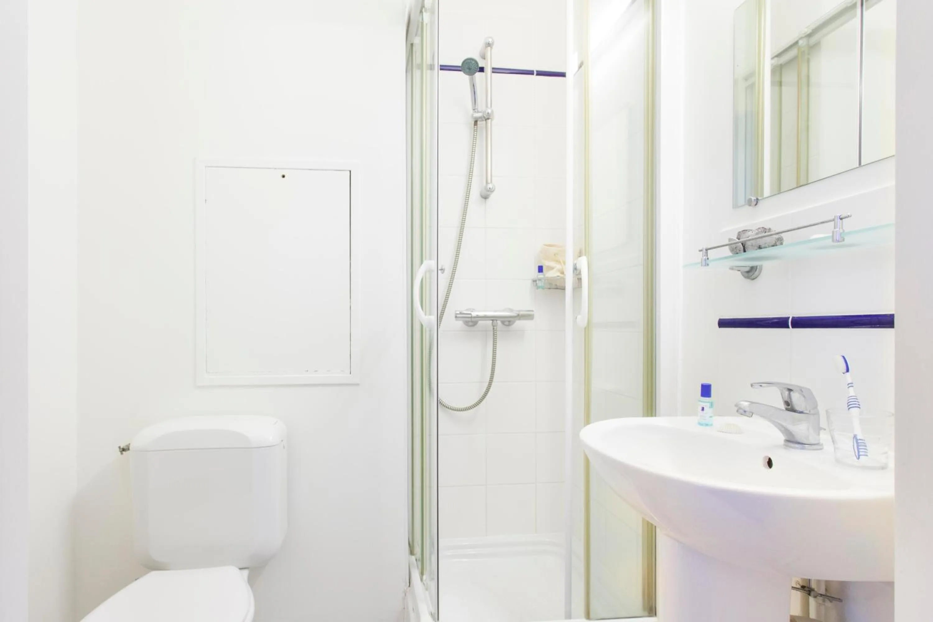 Bathroom in Hôtel Les Gens de Mer La Rochelle