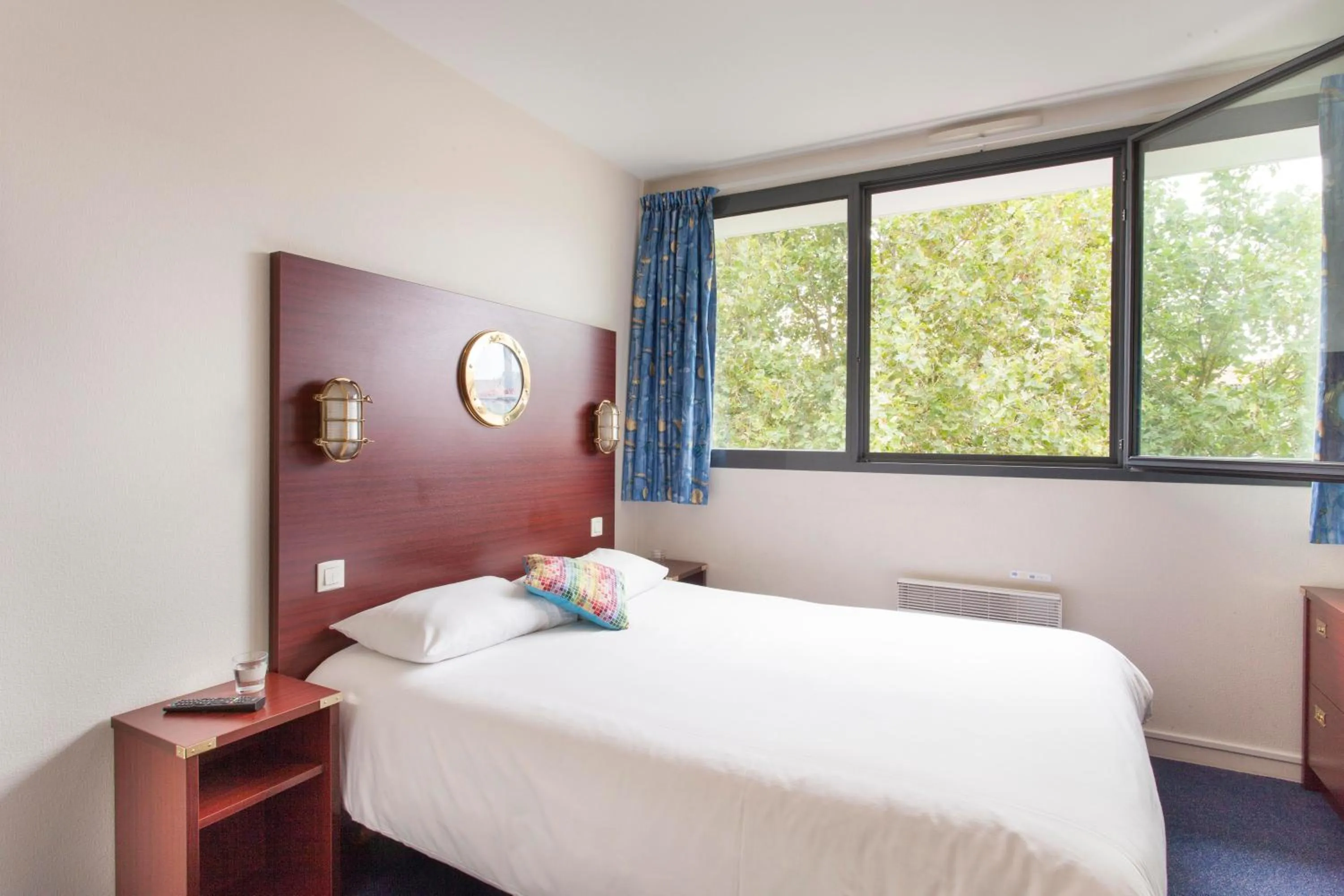 Bedroom, Bed in Hôtel Les Gens de Mer La Rochelle