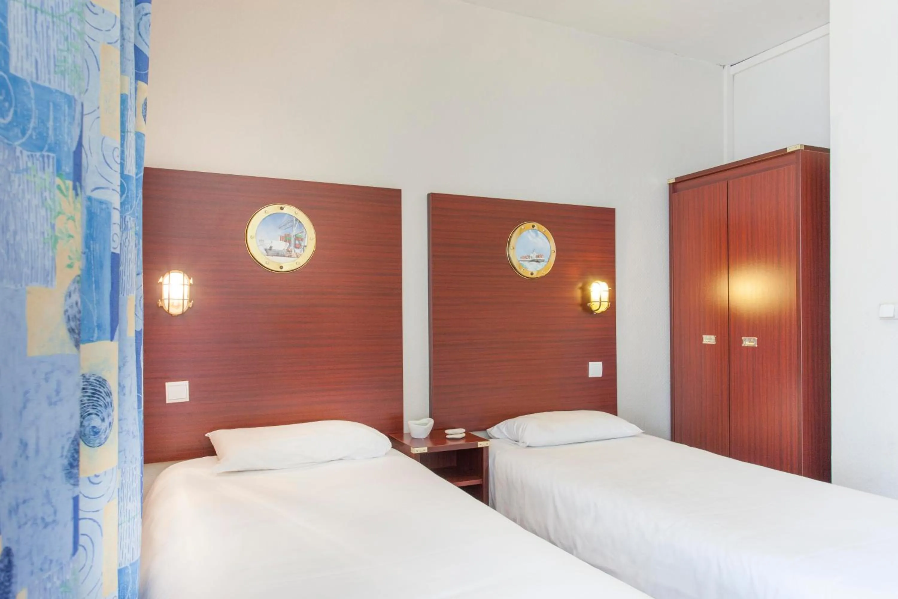 Photo of the whole room, Bed in Hôtel Les Gens de Mer La Rochelle