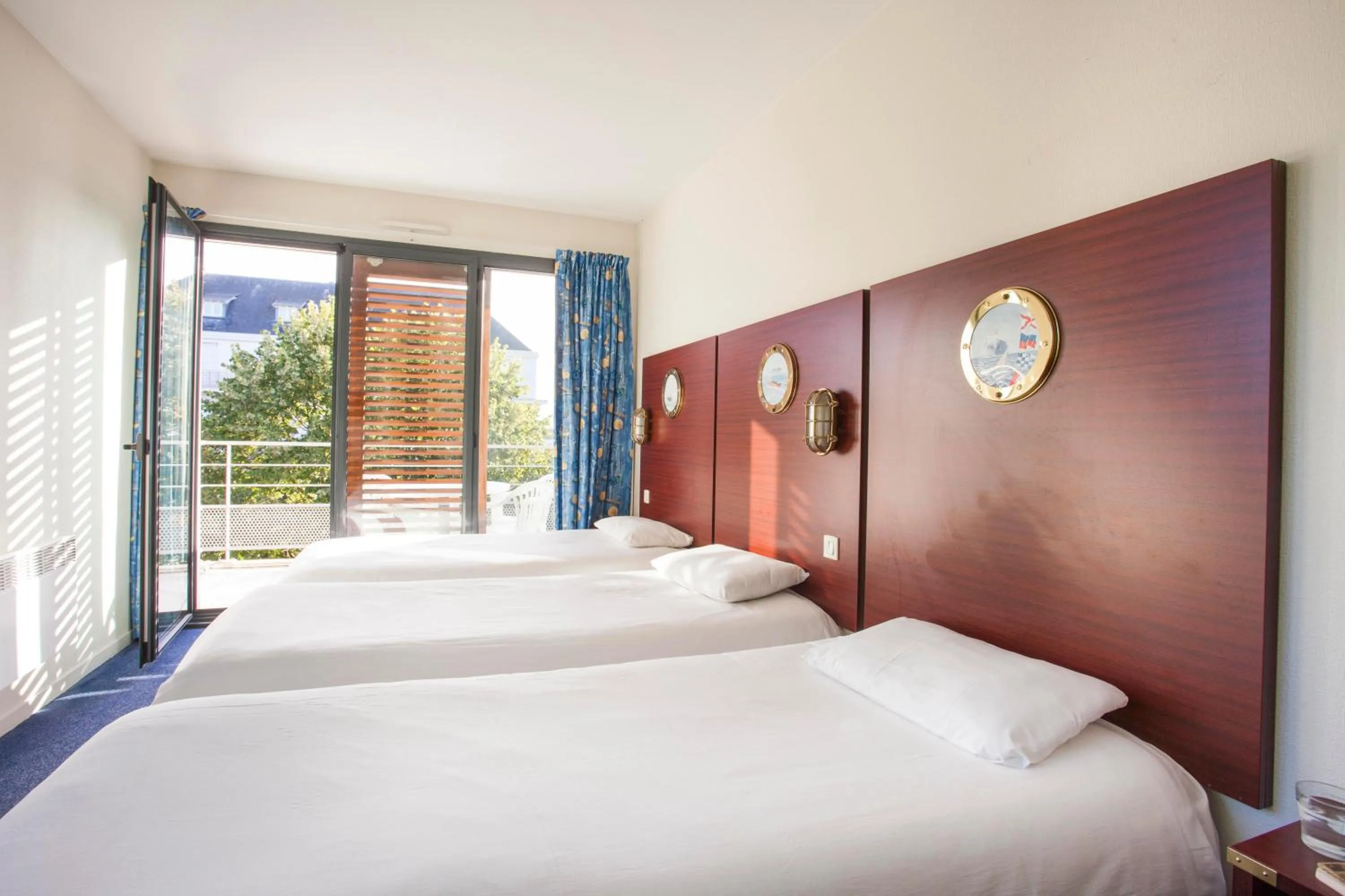 Bed in Hôtel Les Gens de Mer La Rochelle