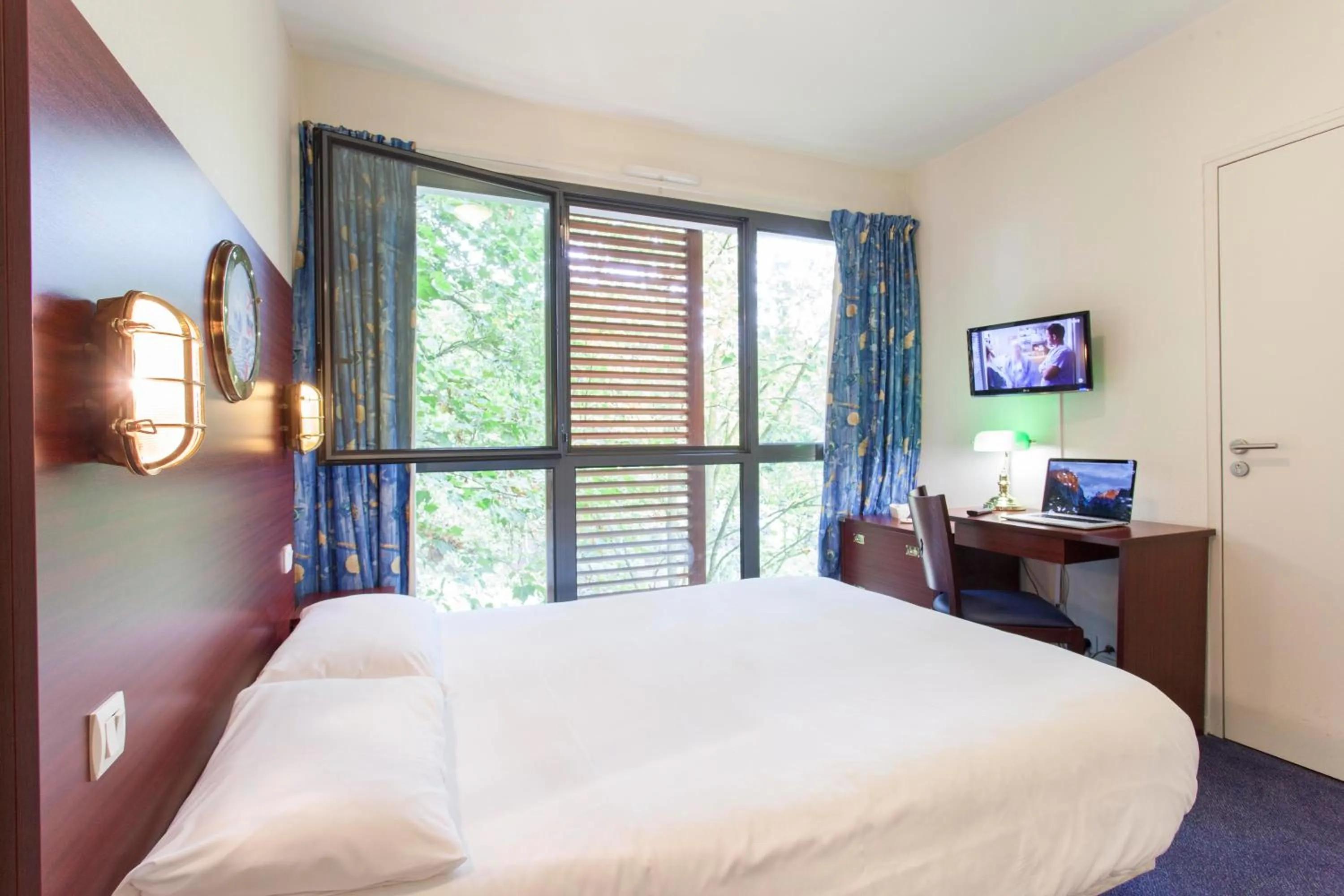 Photo of the whole room, Bed in Hôtel Les Gens de Mer La Rochelle