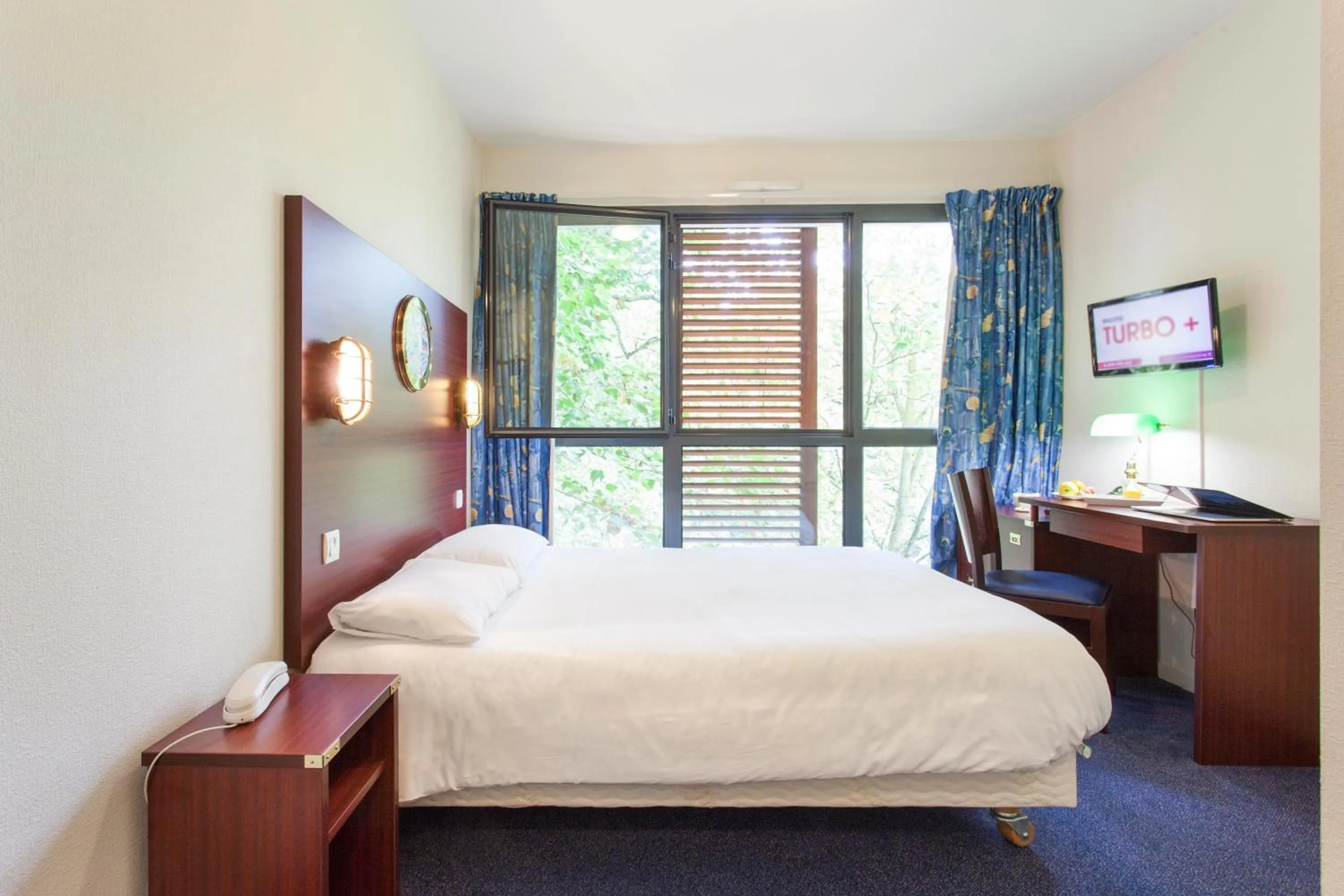 Photo of the whole room, Bed in Hôtel Les Gens de Mer La Rochelle