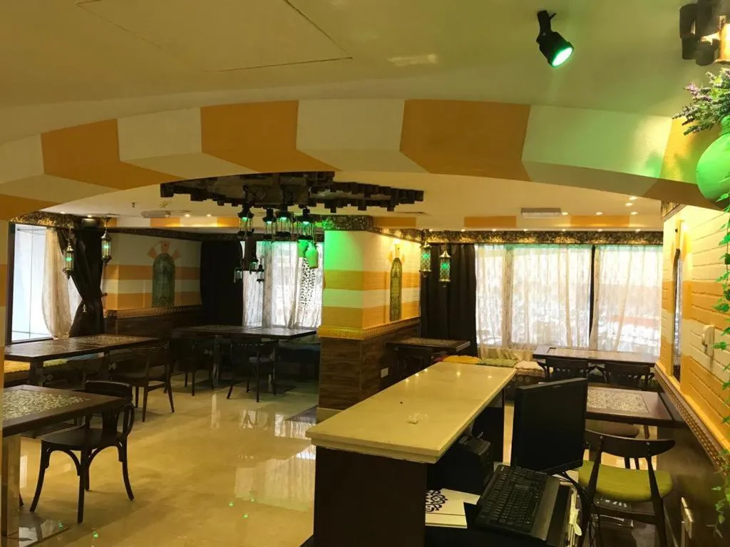 Breakfast, Restaurant/Places to Eat in TRIANON ROYAL HOTEL