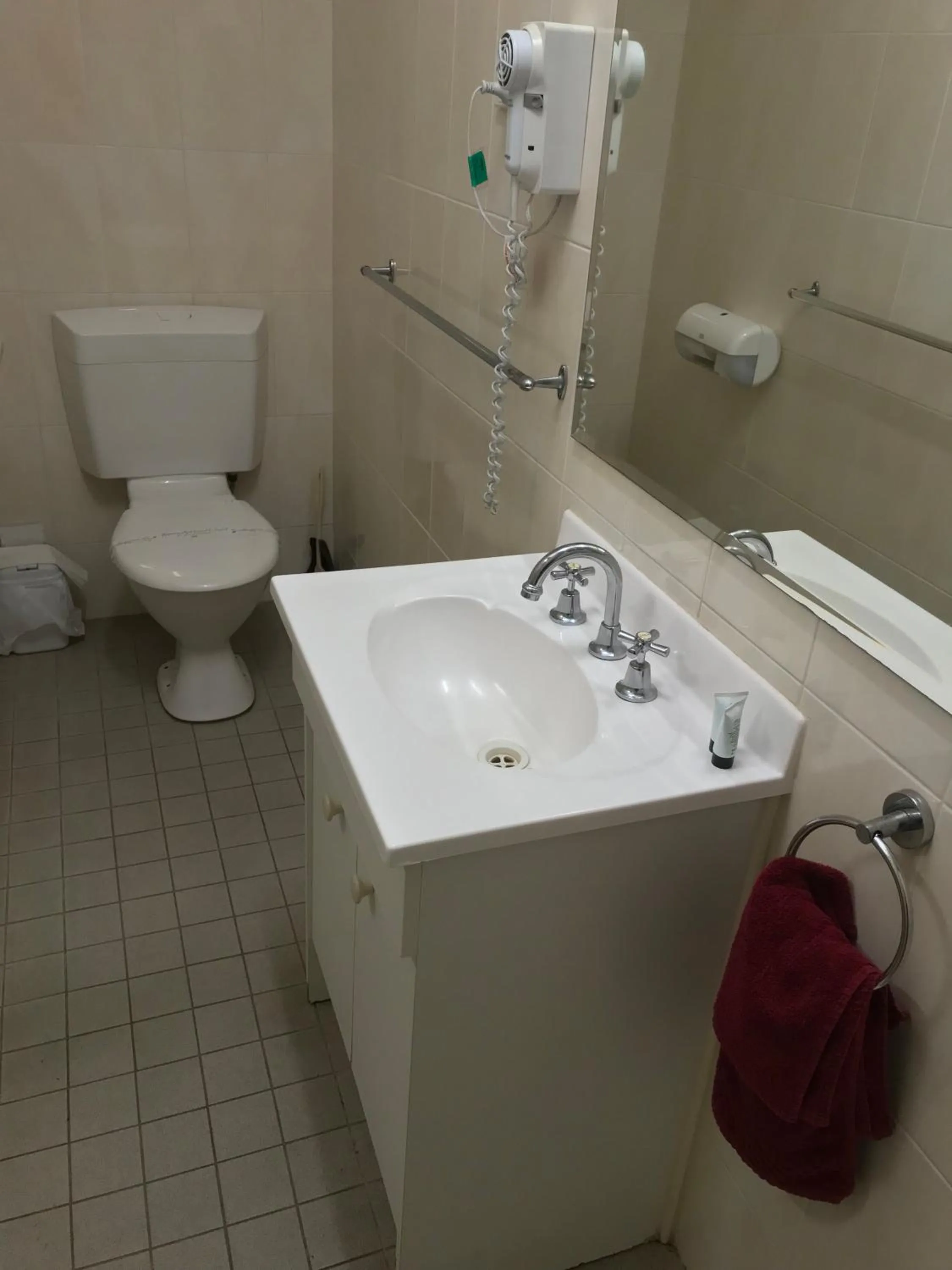 Bathroom in Travelway Motel