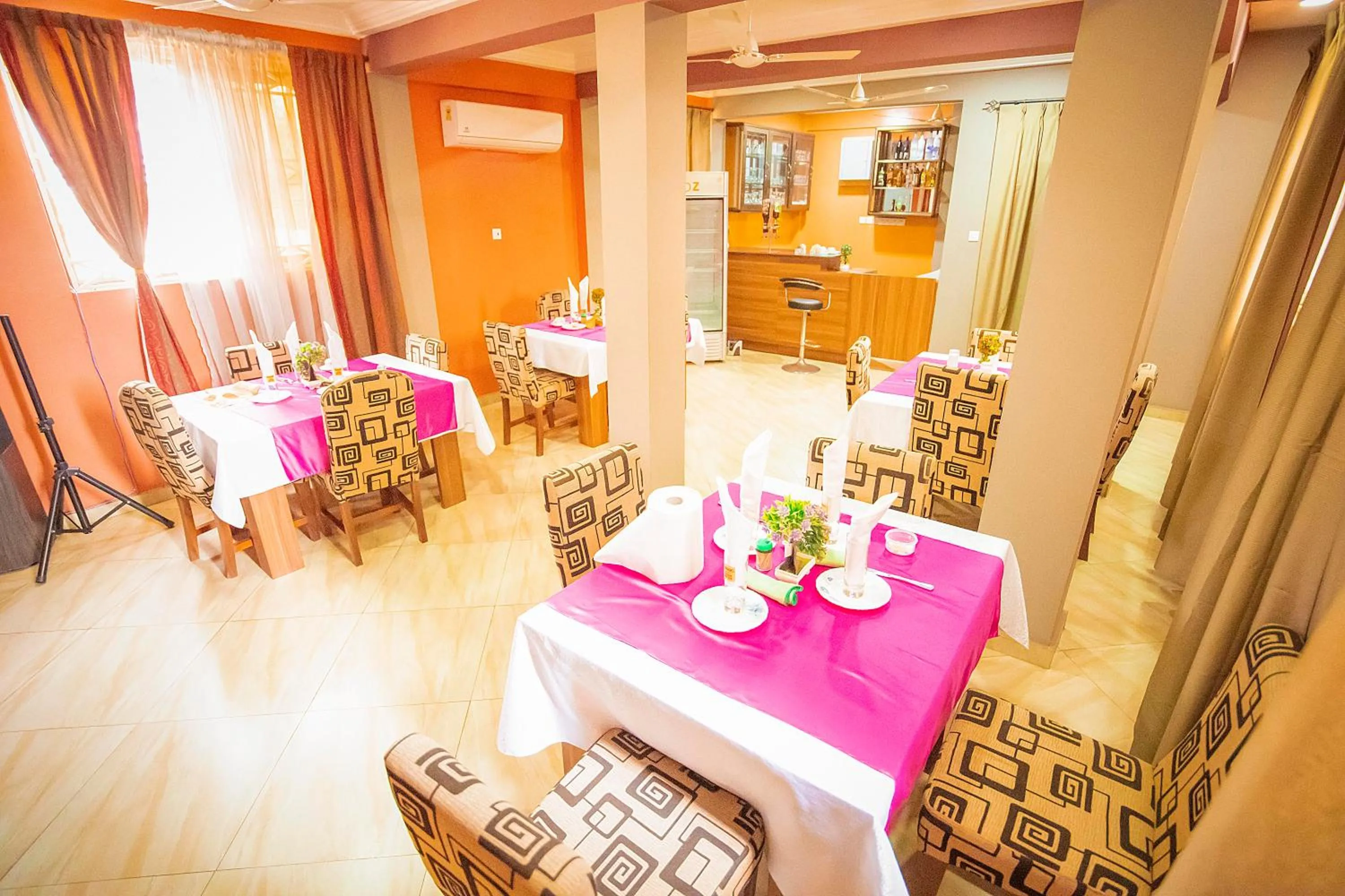 Restaurant/places to eat in Hilton View Hotel