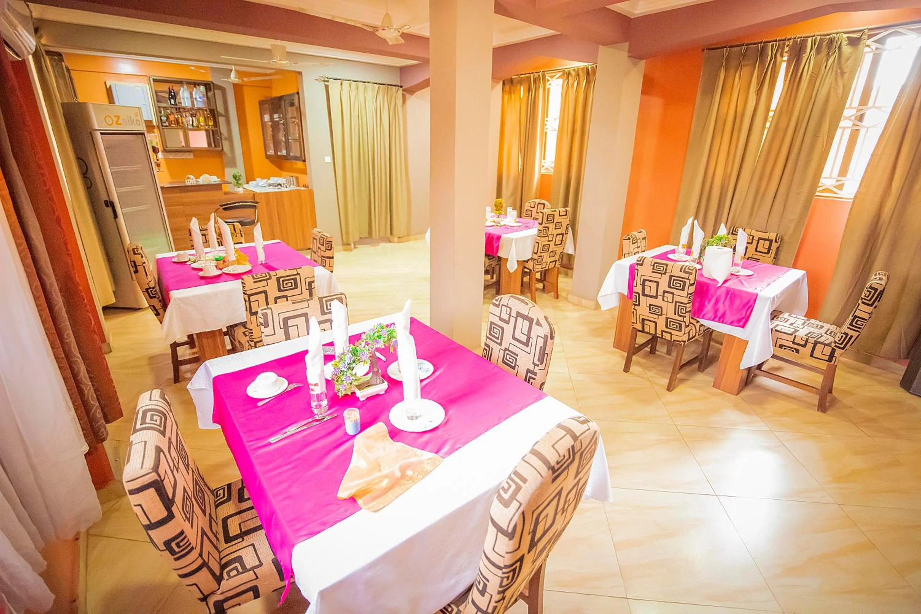 Restaurant/places to eat in Hilton View Hotel