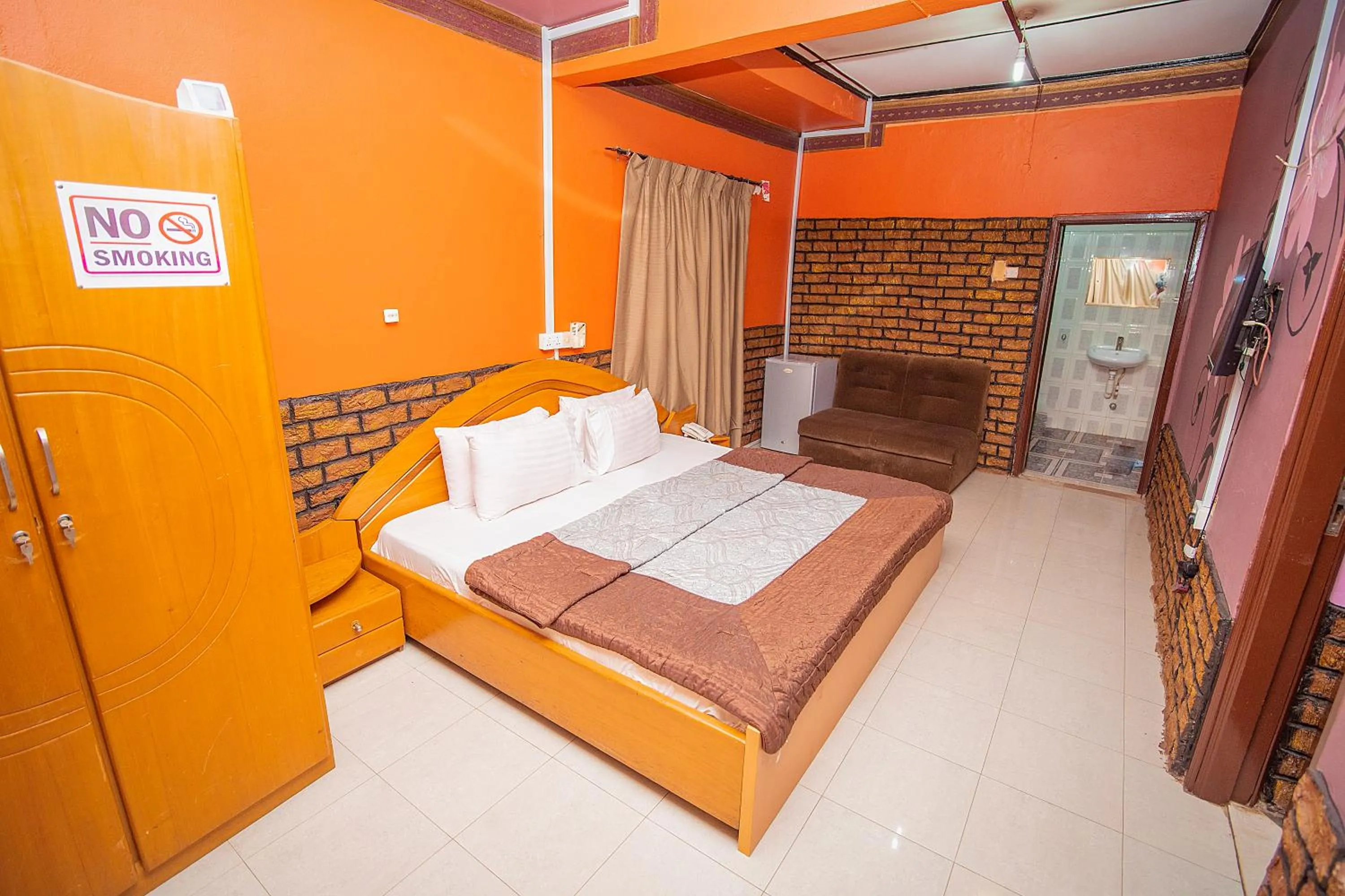 Photo of the whole room, Bed in Hilton View Hotel