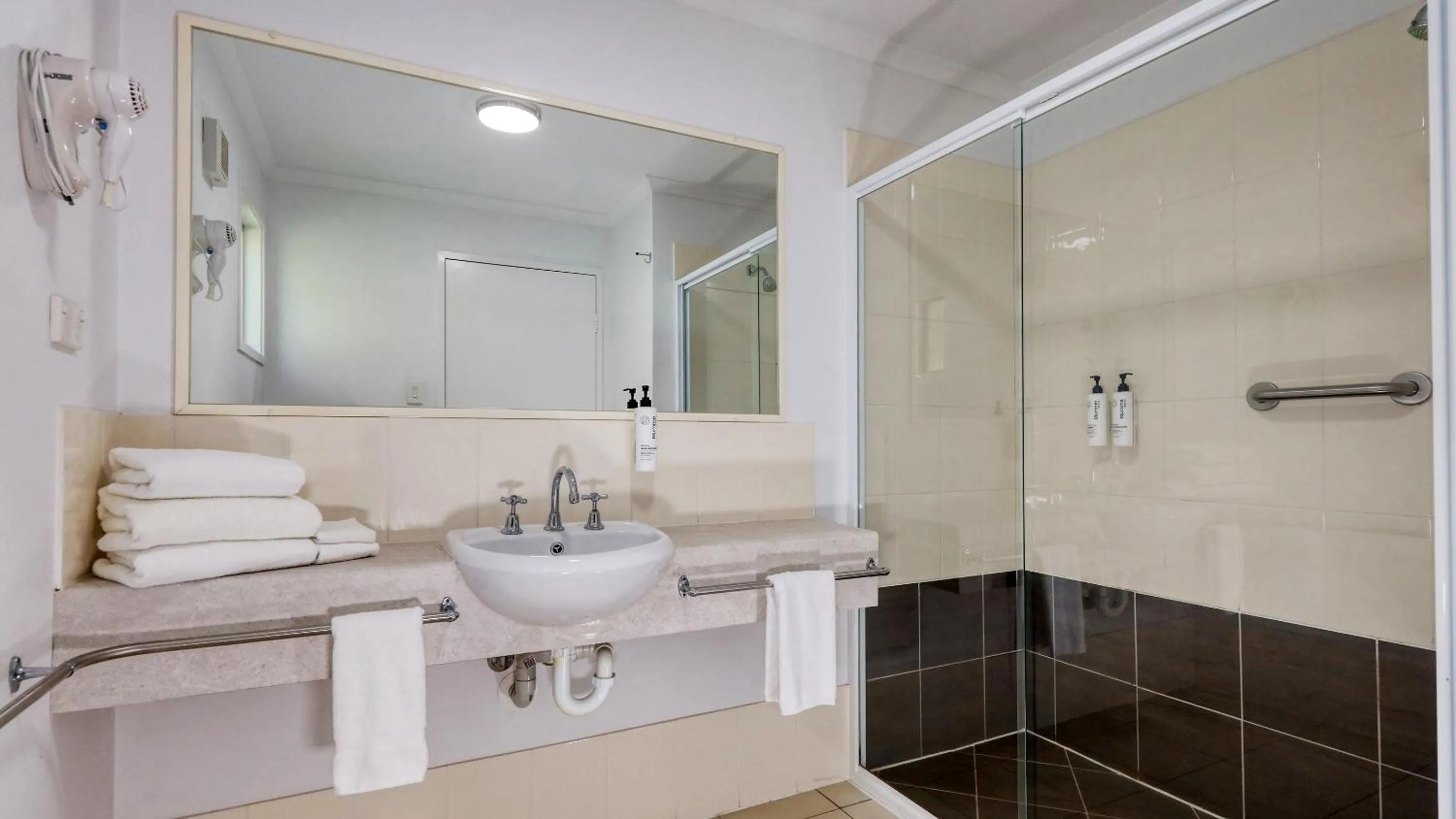 Shower in Best Western Caboolture Gateway Motel