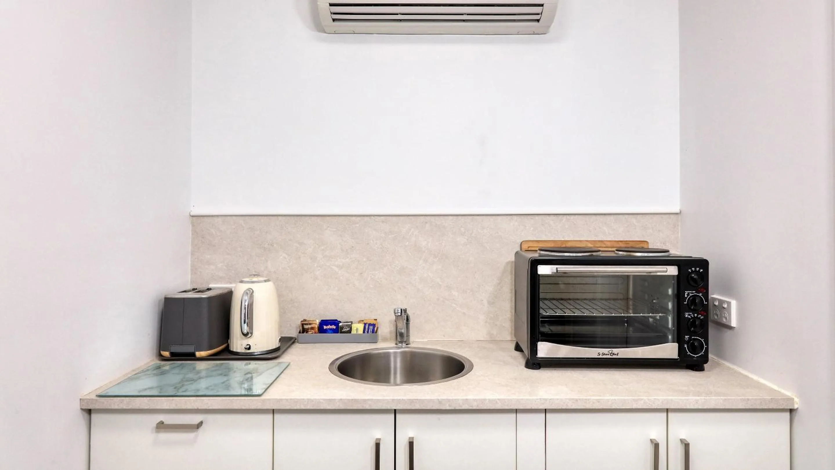 microwave in Best Western Caboolture Gateway Motel