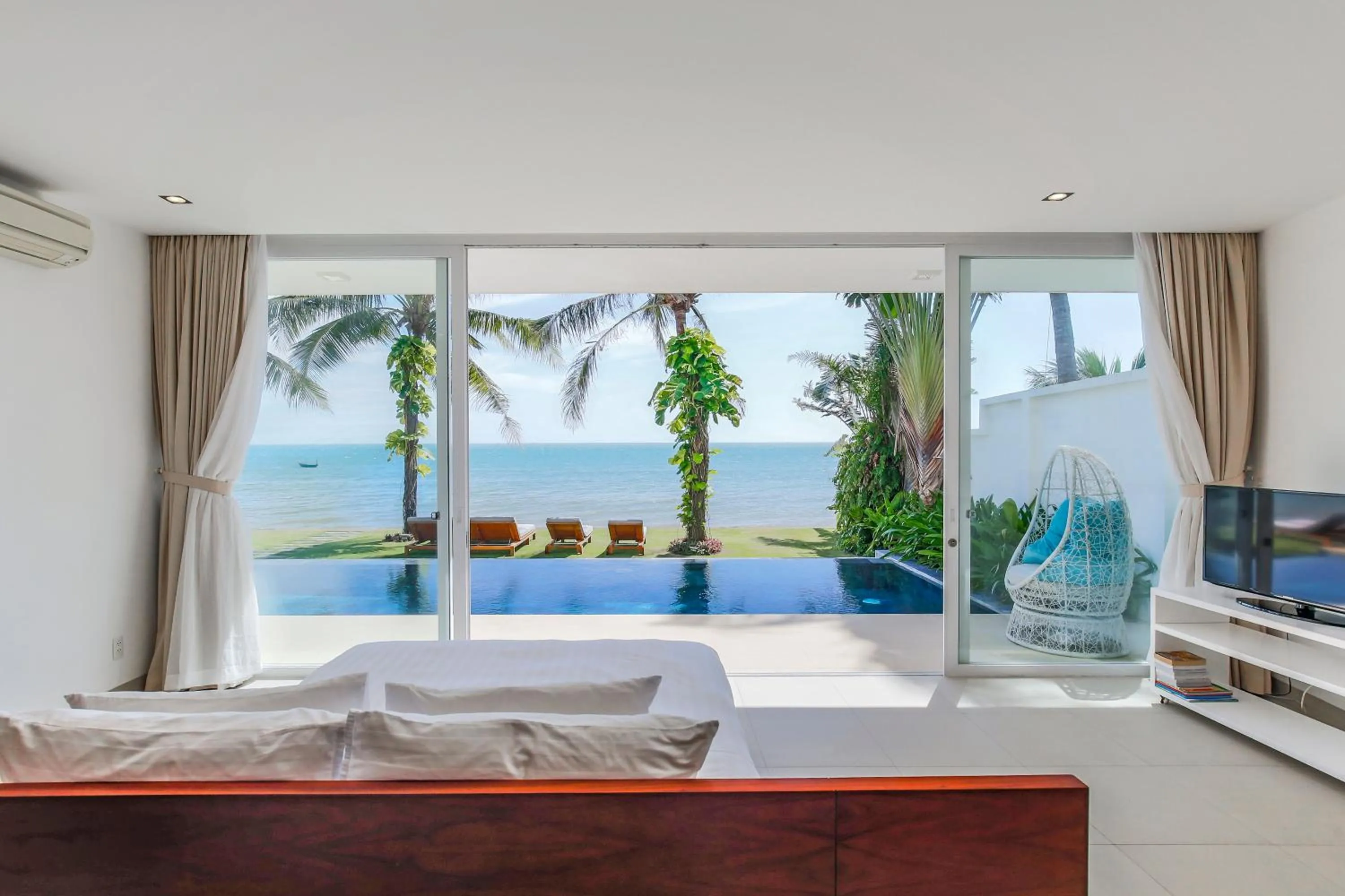 Bed in Oceanique Villas