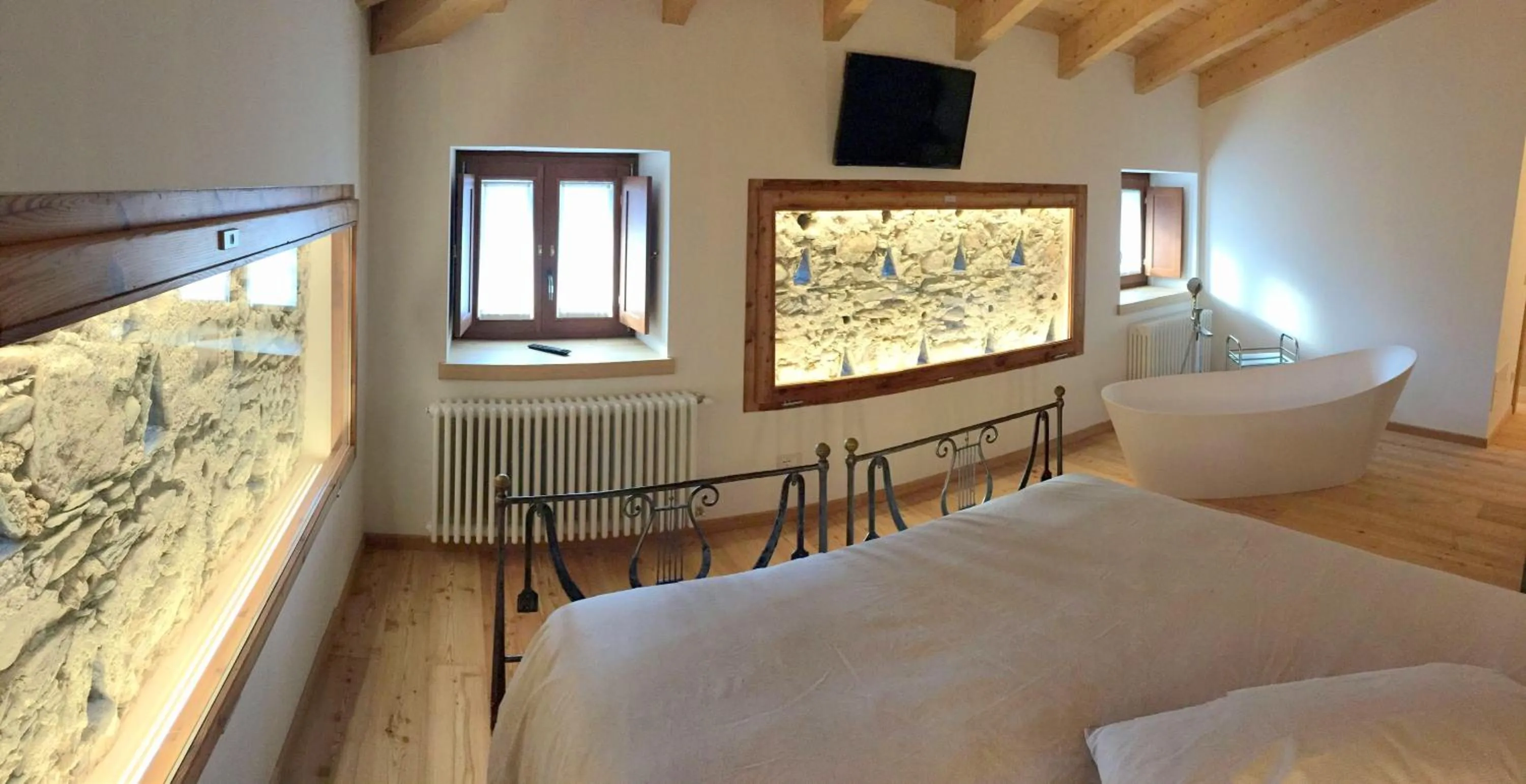 Decorative detail, Bed in Hotel Albrici