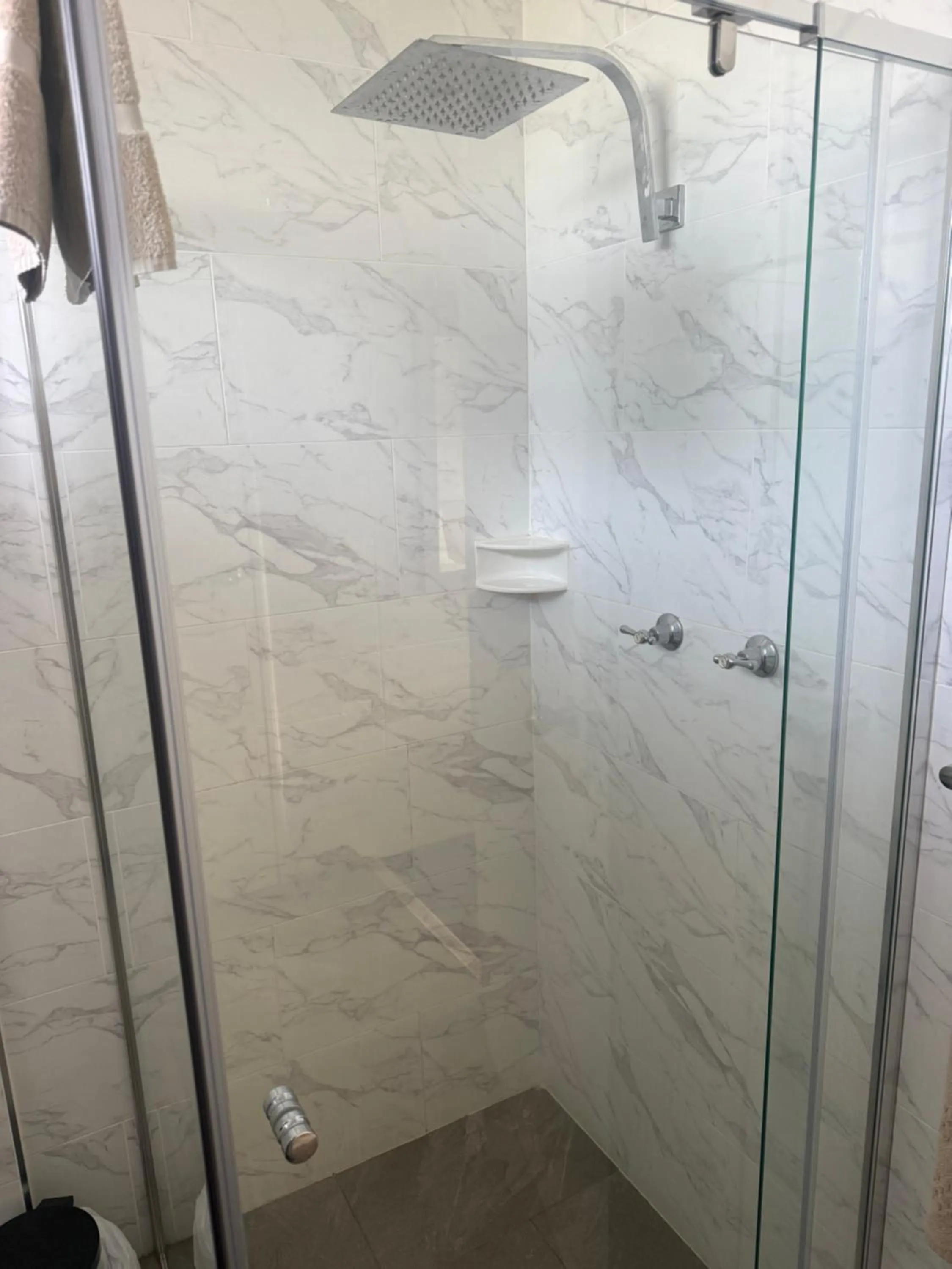 Bathroom in Cootamundra Gardens Motel