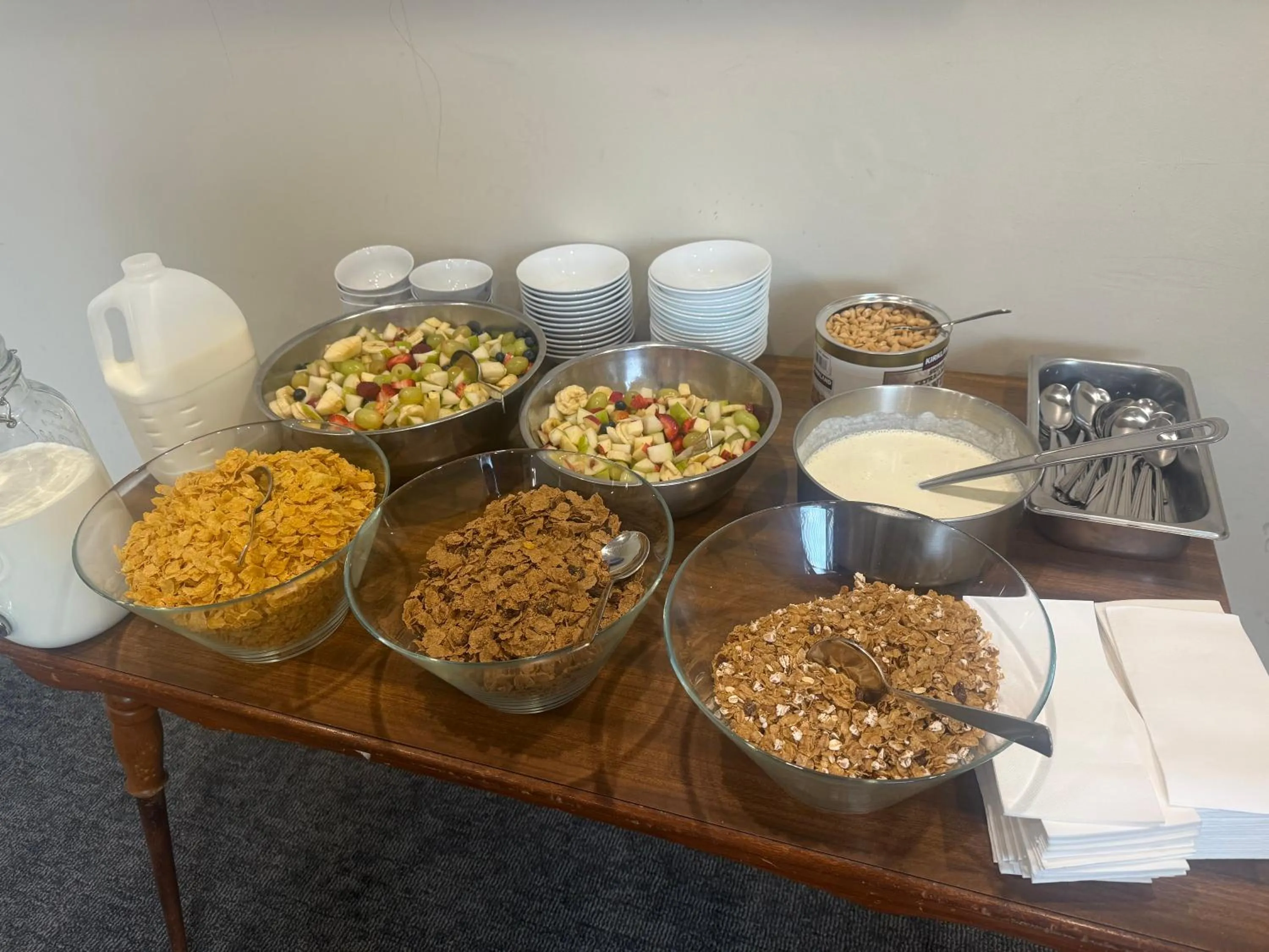 Buffet breakfast in Cootamundra Gardens Motel