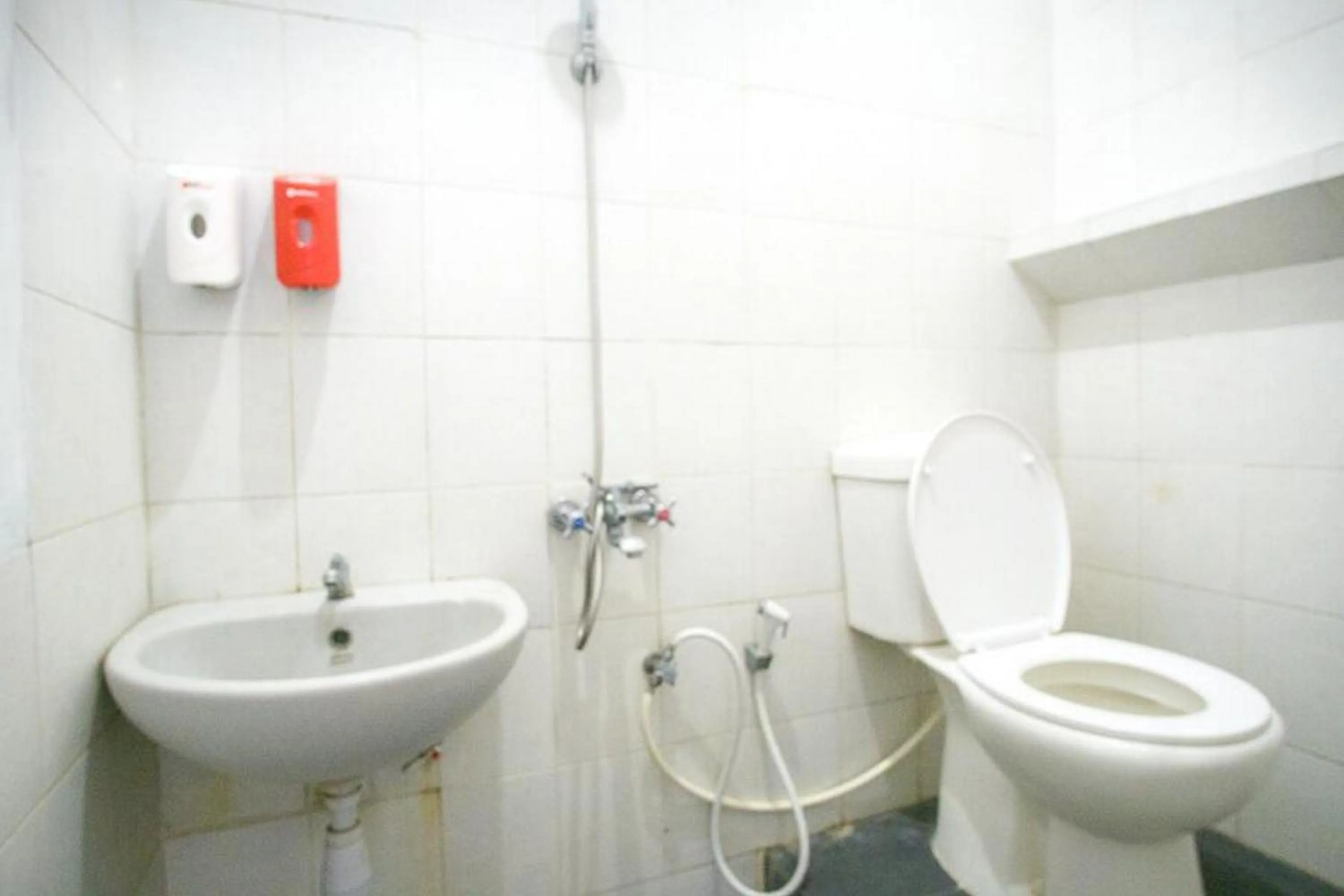 Bathroom in RedDoorz @ Jalan Gatot Subroto Denpasar