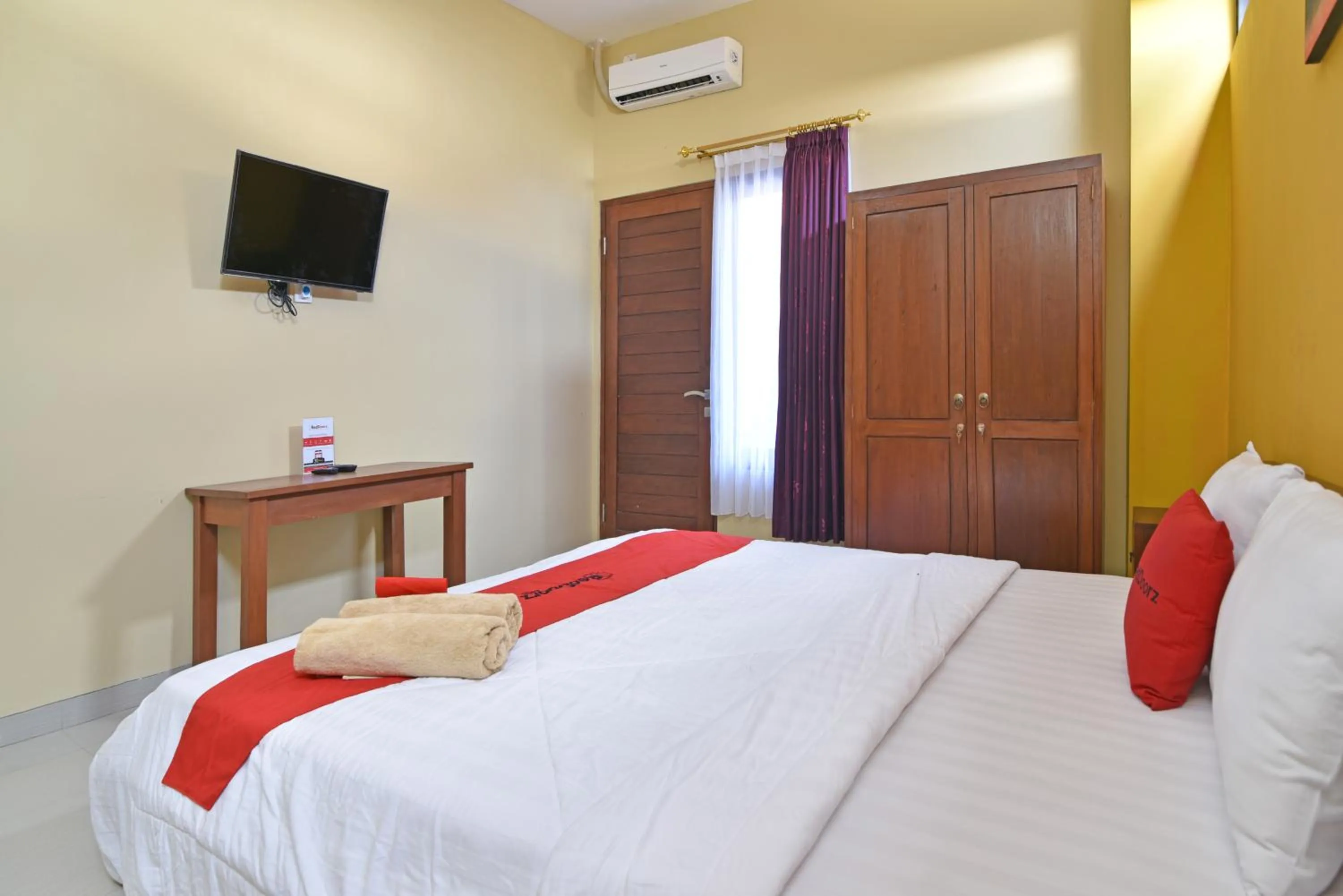 Bedroom, Bed in RedDoorz @ Uluwatu Bali