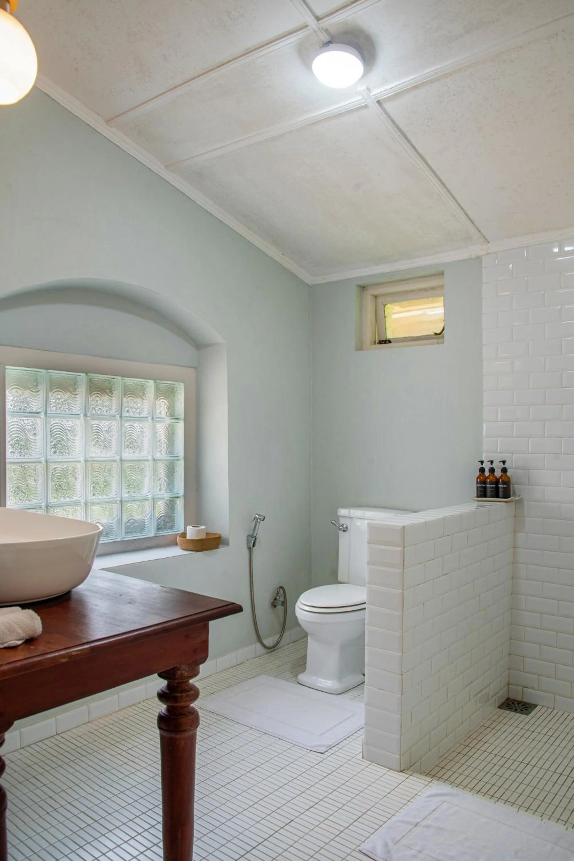 Bathroom in Ashburnham Estate-98 Acre Tea Estate with Private Waterfalls
