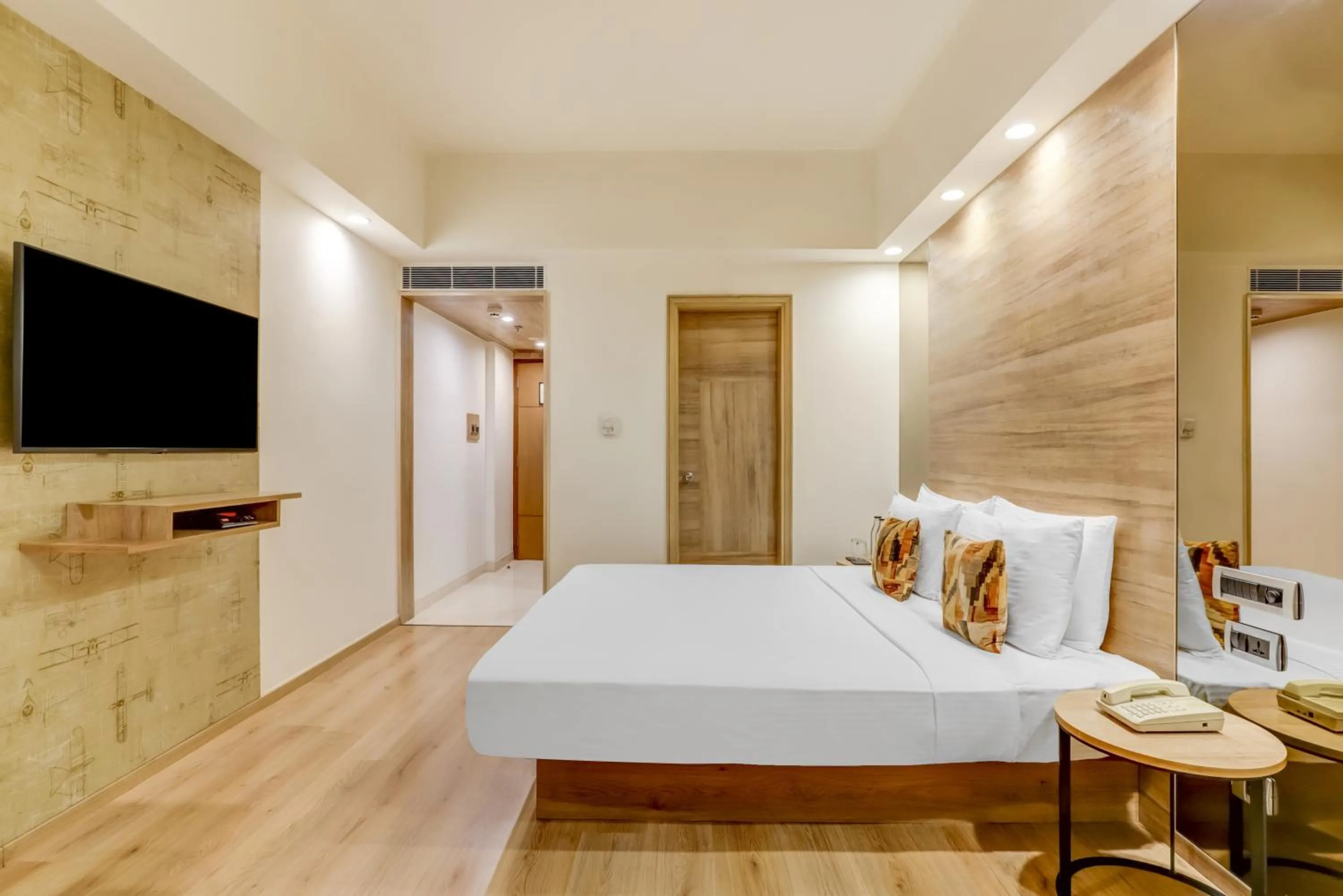 Bedroom, Bed in Lemon Tree Premier, Delhi Airport