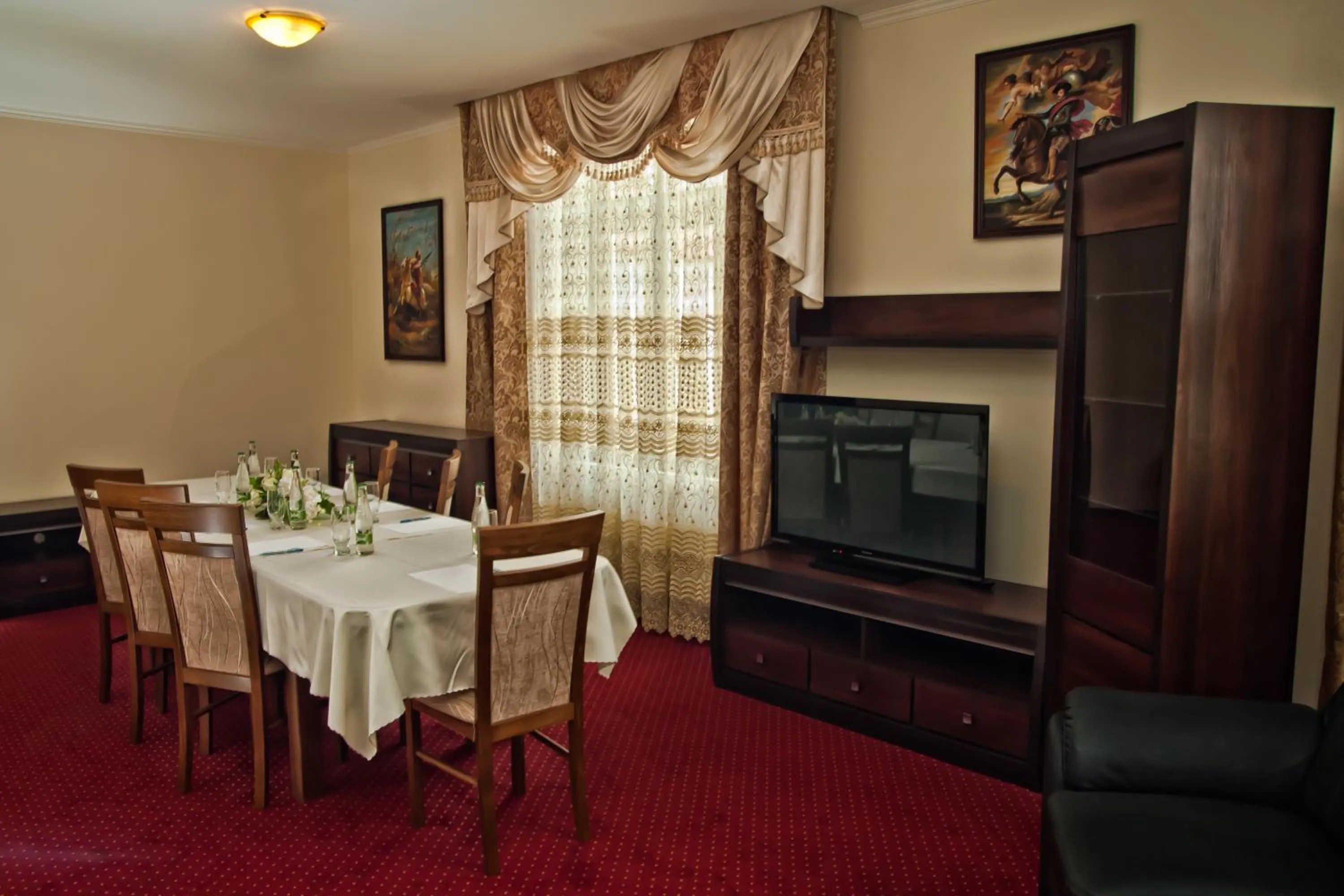 Restaurant/places to eat in Hotel Europa