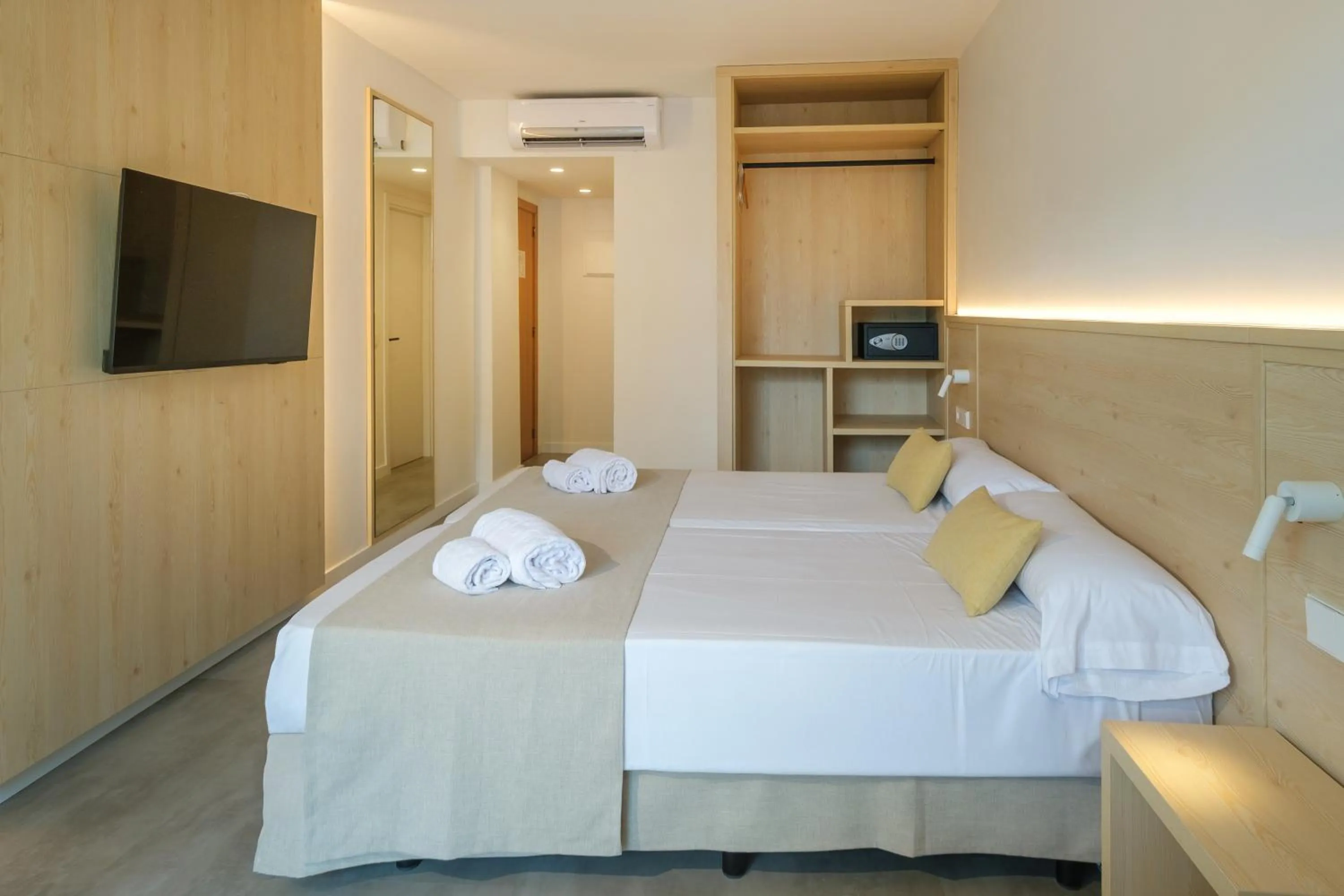 Photo of the whole room, Bed in Cabot Cala Ferrera