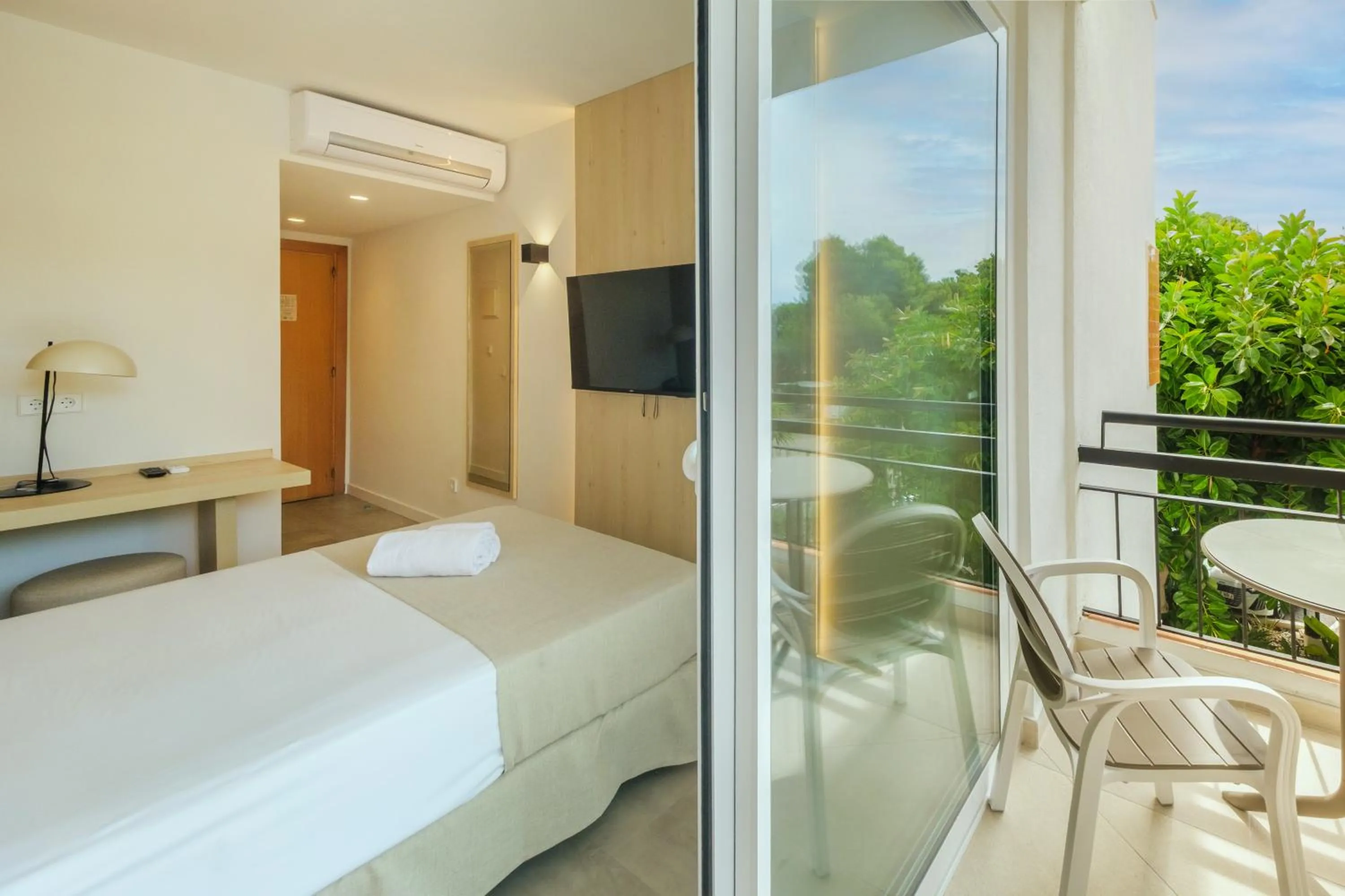 Photo of the whole room, Bed in Cabot Cala Ferrera