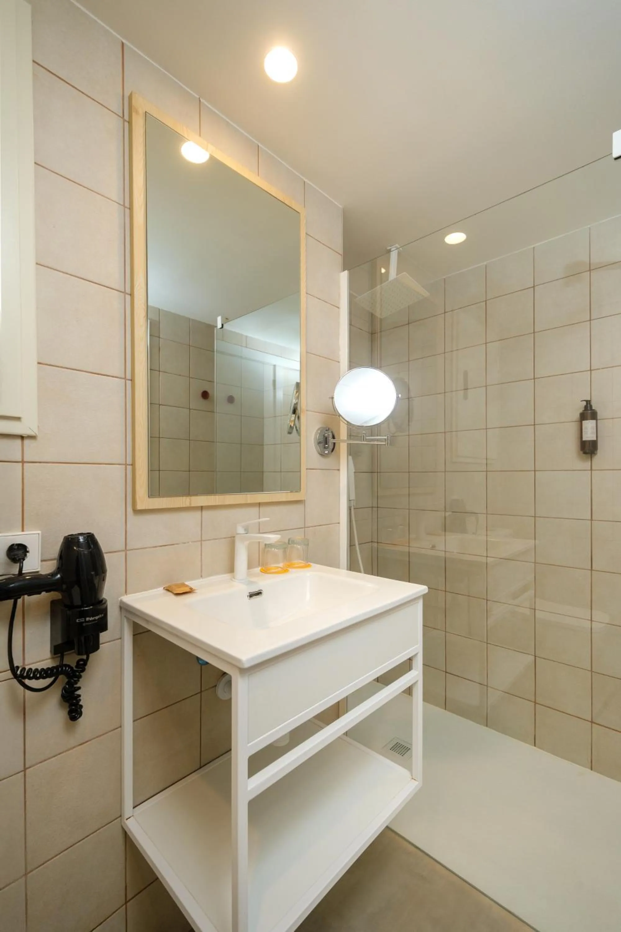 Shower in Cabot Cala Ferrera